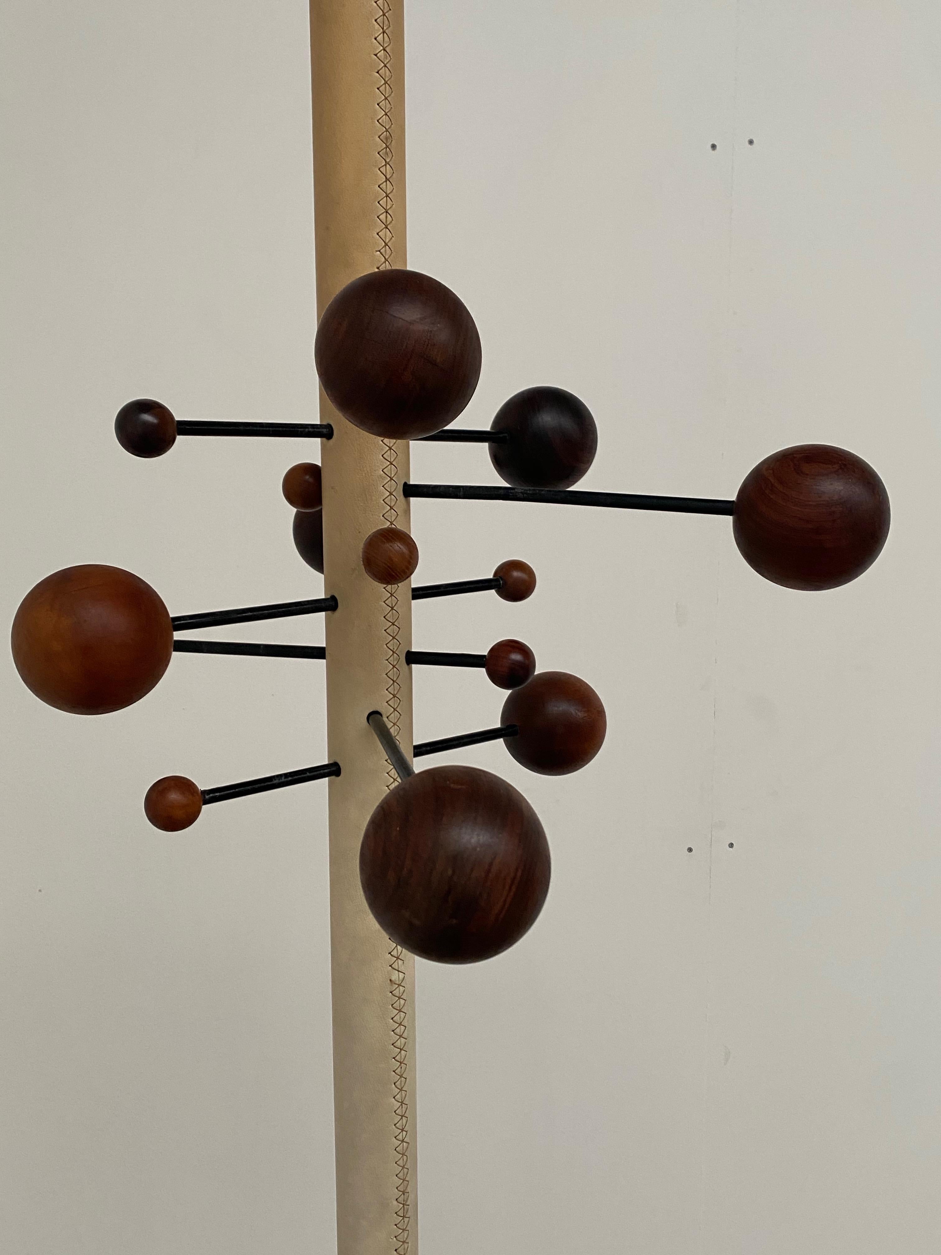 Early AT16 Sculptural 'AT 16' Coatrack in White Leather and Hardwood, Tecno 1961 4