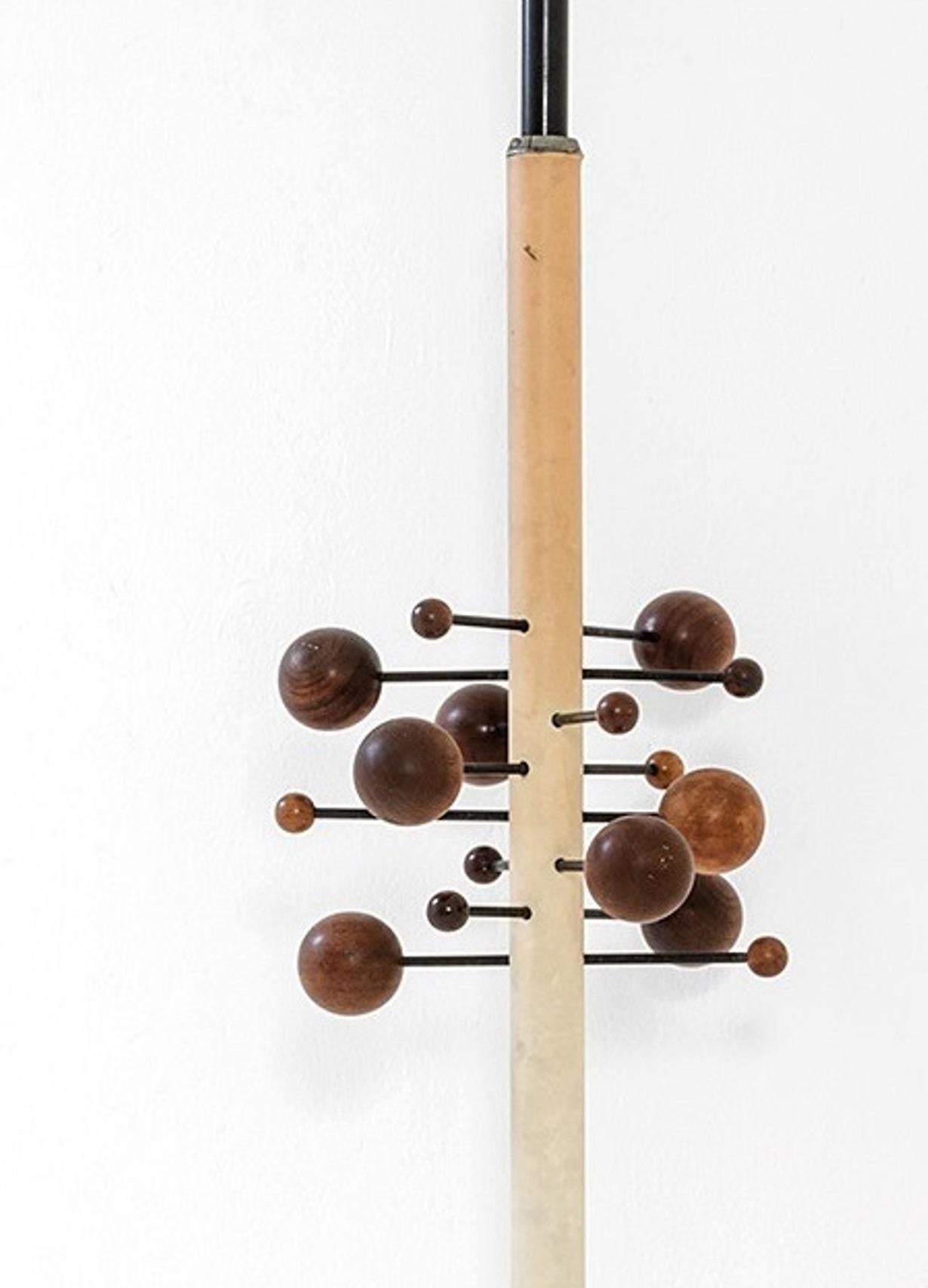 Italian Early AT16 Sculptural 'AT 16' Coatrack in White Leather and Hardwood, Tecno 1961
