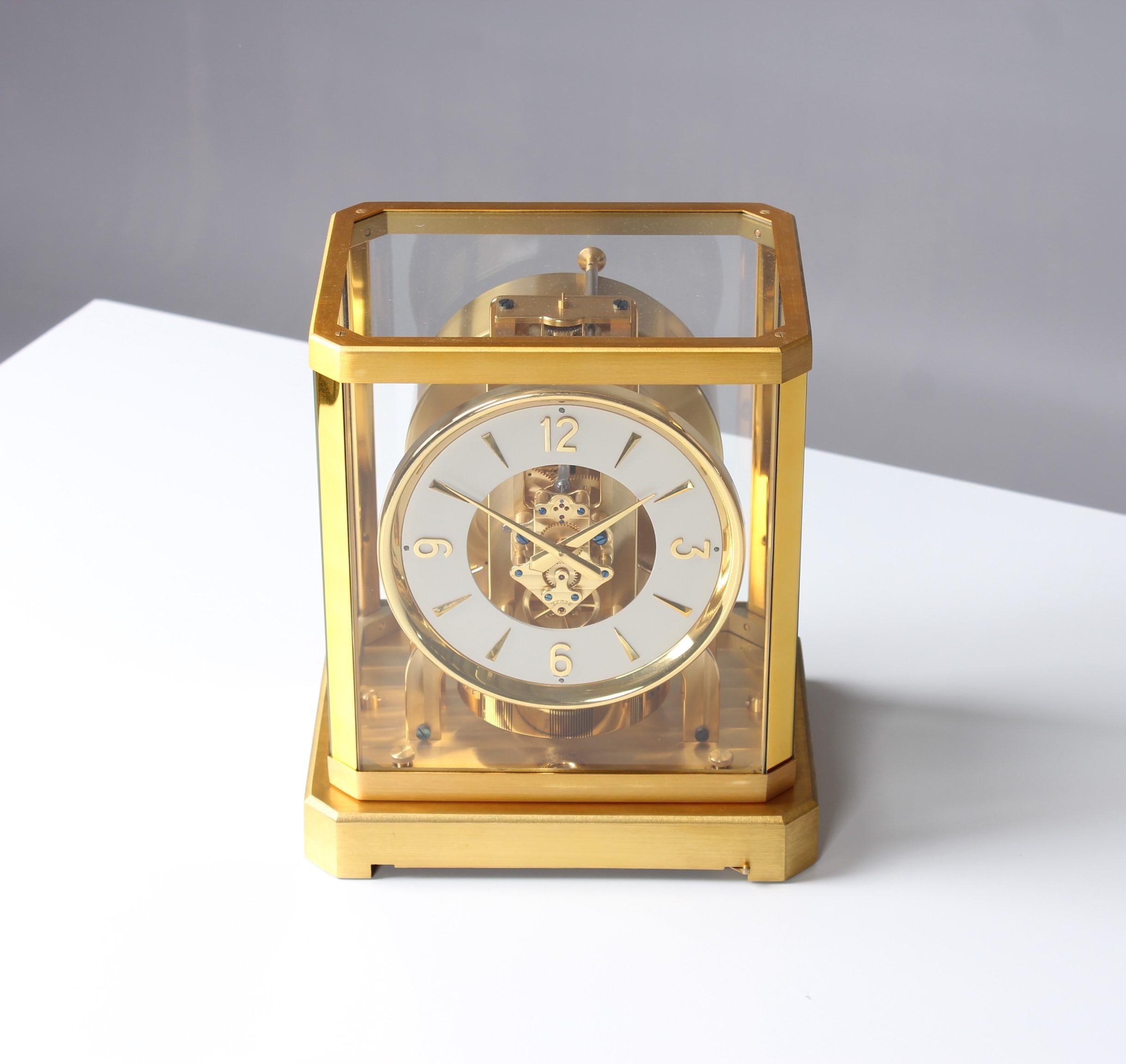 Early and classic ATMOS II

Switzerland
Brass gold plated
Year of manufacture 1949

Dimensions: H x W x D: 23.5 x 21 x 16.5 cm

Description:
Atmos II in matte brushed gold plated case with polished stands. Blued screws, regulation screw on