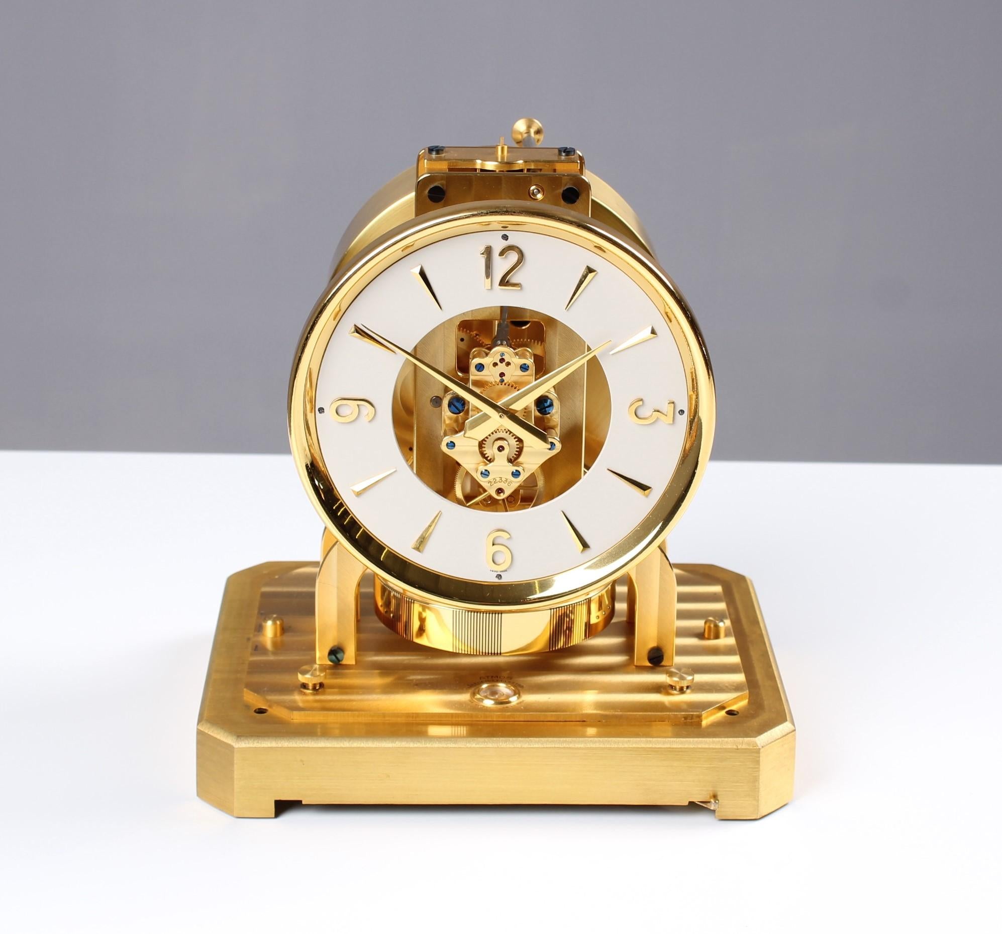 how does an atmos clock work