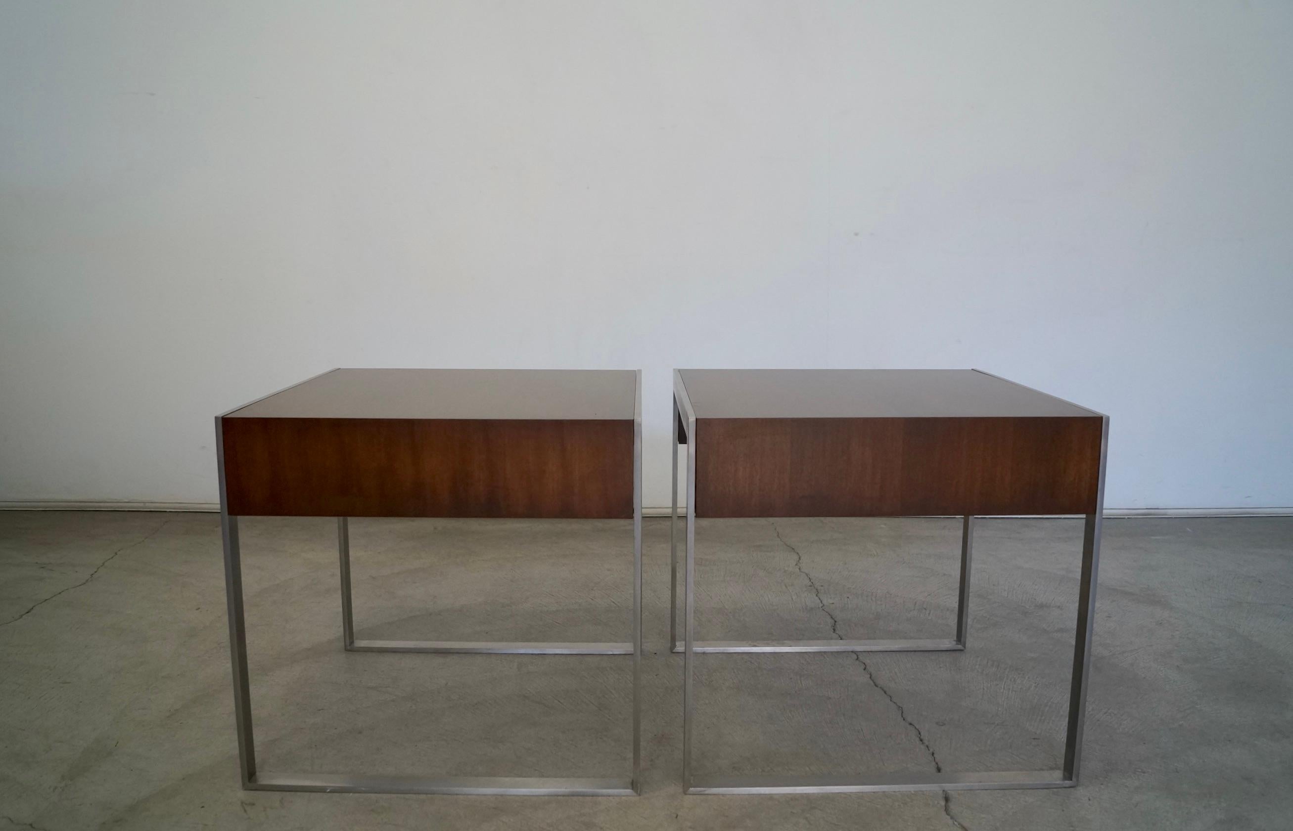 Acier inoxydable Tables d'extrémité du début des années 80 par Bernhardt - une paire en vente
