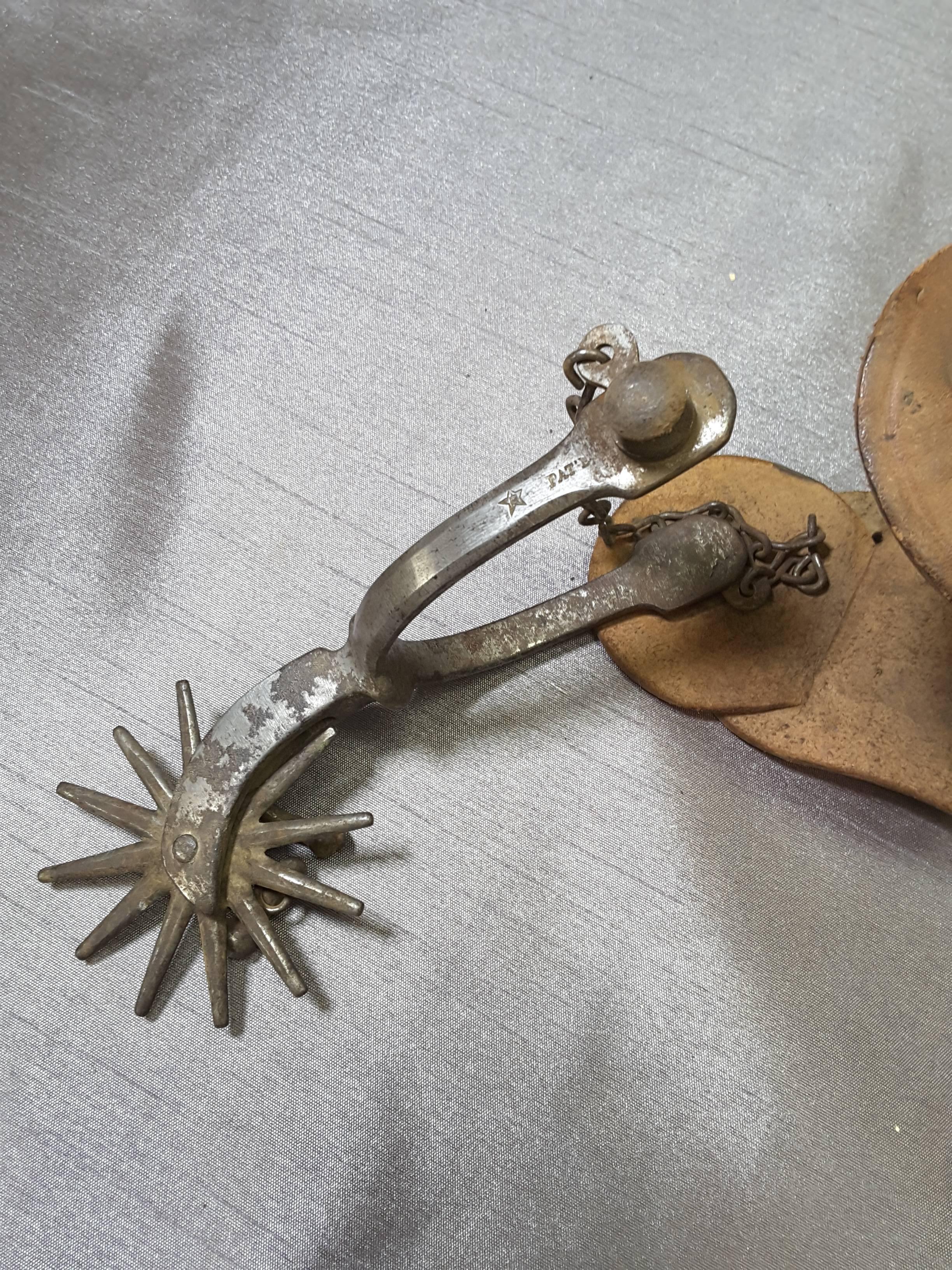 Boucles d'oreilles en acier au carbone forgé à la main et sangles en cuir d'origine de August Buermann 3