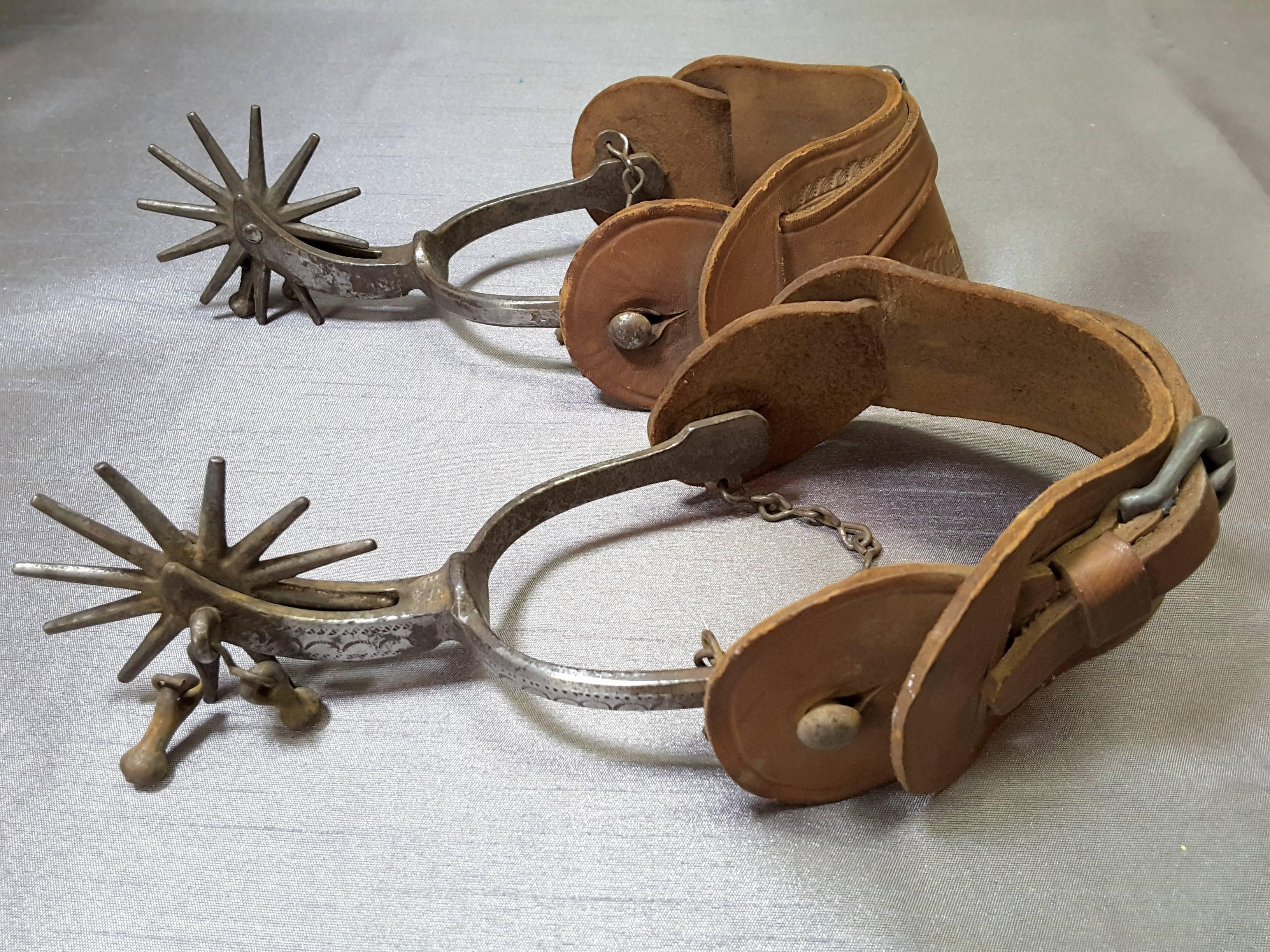 Boucles d'oreilles en acier au carbone forgé à la main et sangles en cuir d'origine de August Buermann 5