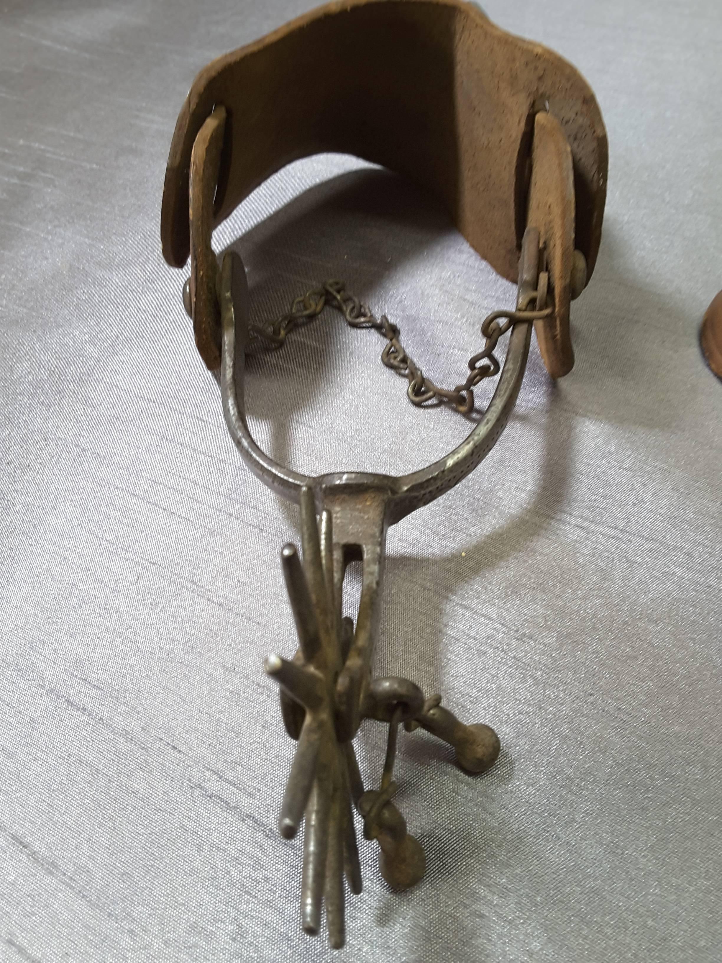 XIXe siècle Boucles d'oreilles en acier au carbone forgé à la main et sangles en cuir d'origine de August Buermann