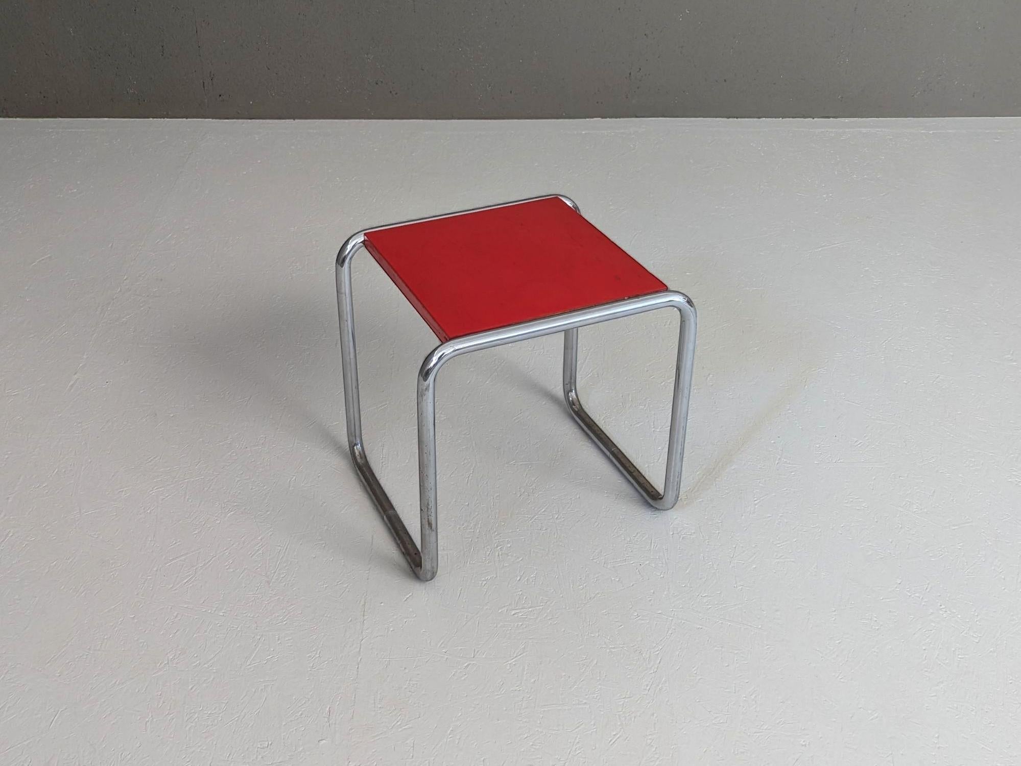 Ce rare exemple précoce du tabouret de cantine B9, conçu par Marcel Breuer en 1926 pour la cantine de l'école du Bauhaus à Dessau, illustre la simplicité radicale et la clarté fonctionnelle au cœur de la pensée du Bauhaus. Conçu à l'origine pour les