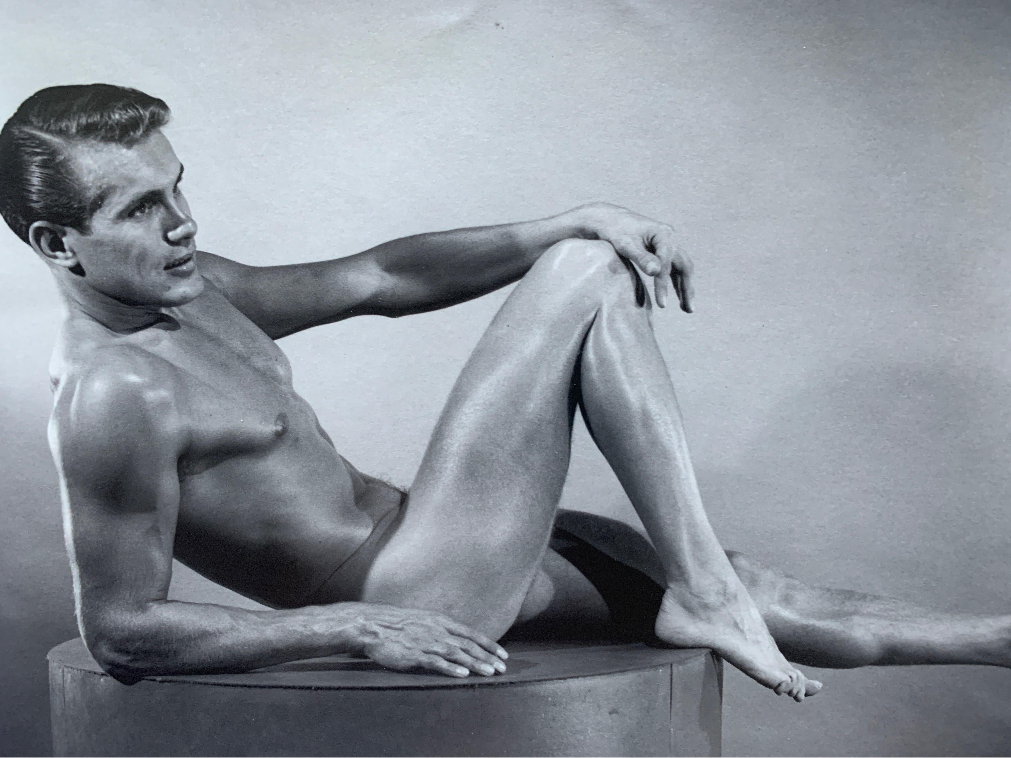 Una rara fotografia originale in bianco e nero di Bruce Bellas. Questo nudo di buon gusto è un'immagine orizzontale di un bel modello maschile biondo. Il verso presenta il timbro iniziale con la casella postale di Los Angeles che il signor Bellas