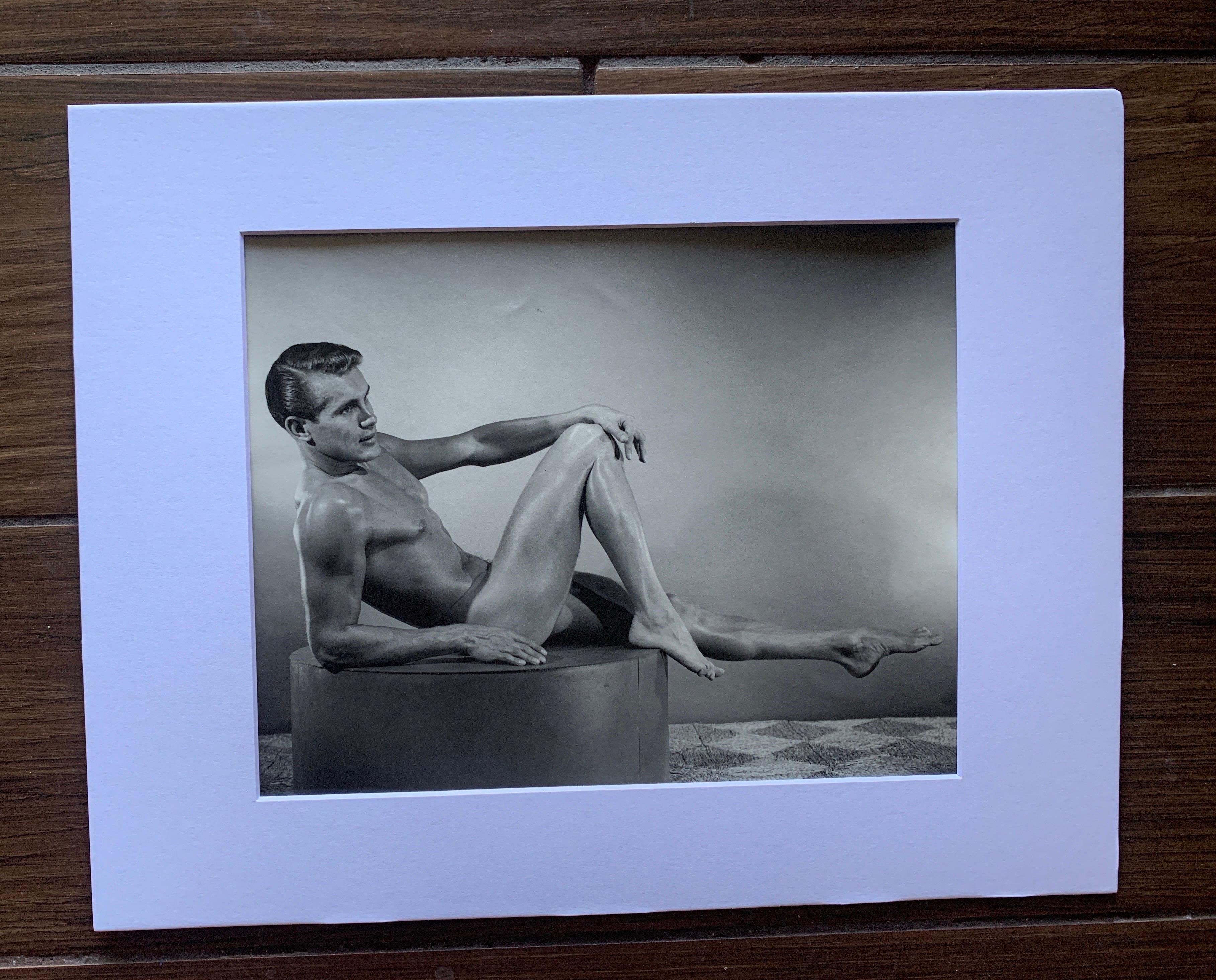 Mid-Century moderno Foto originale in bianco e nero di Bruce of LA con nudo maschile Raro timbro dello Studio A. in vendita
