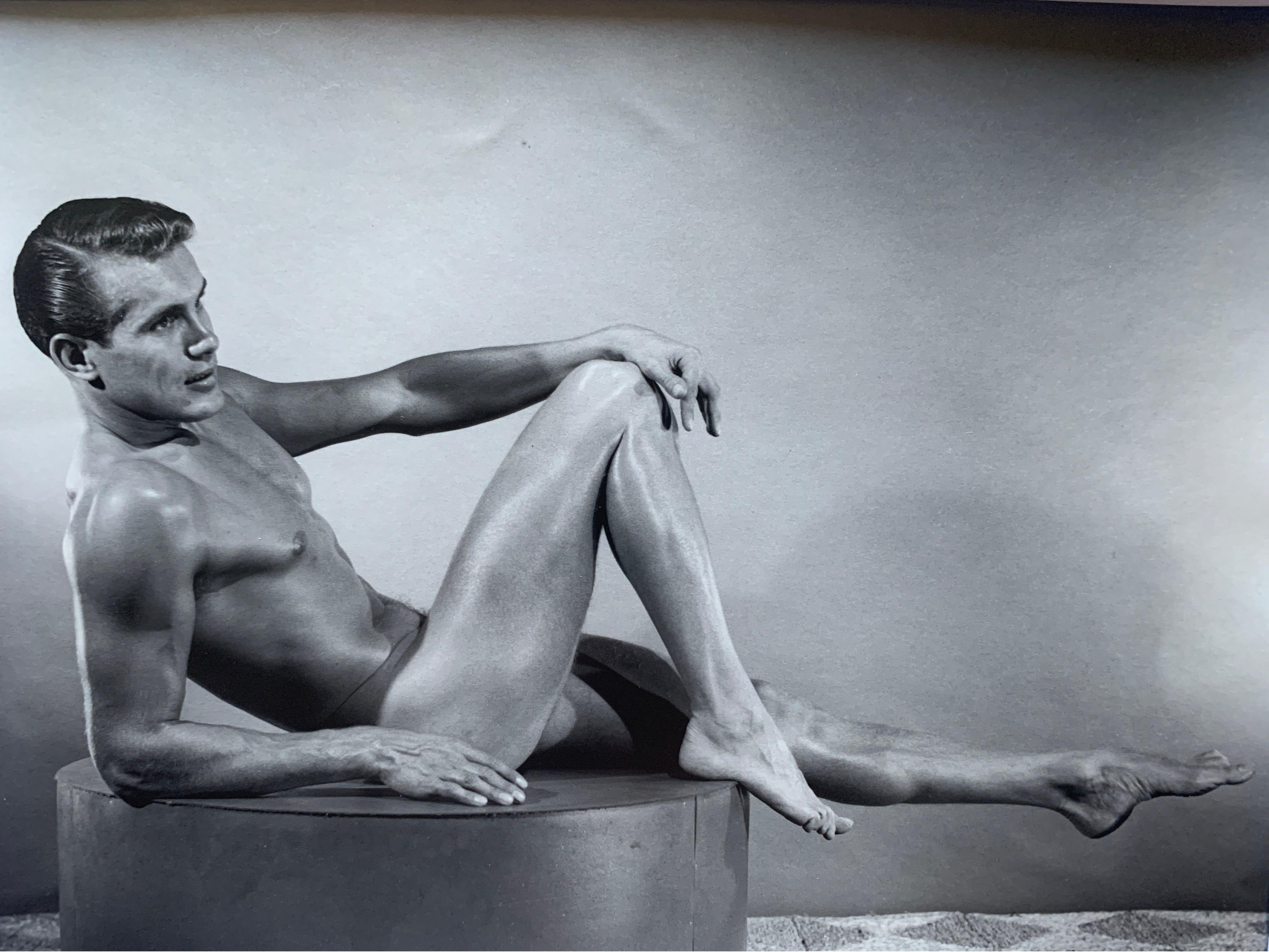 Americano Foto originale in bianco e nero di Bruce of LA con nudo maschile Raro timbro dello Studio A. in vendita