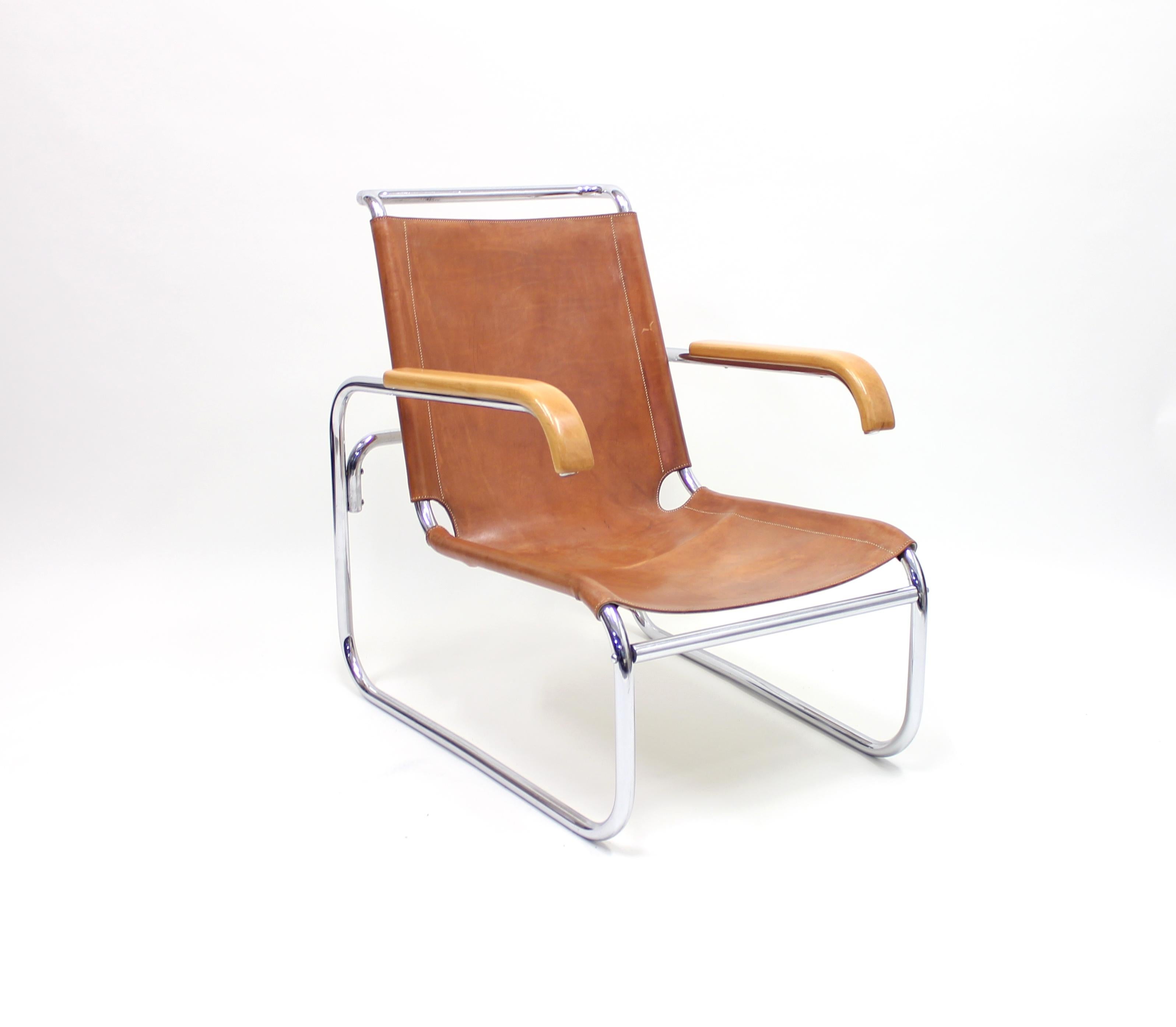Very early example from the 1930s of the classical B35 model designed by Marcel Breuer for Thonet in the very last years of the 1920s. The leather has great patina and is definitely early but possibly a later addition and has been stabilized at some