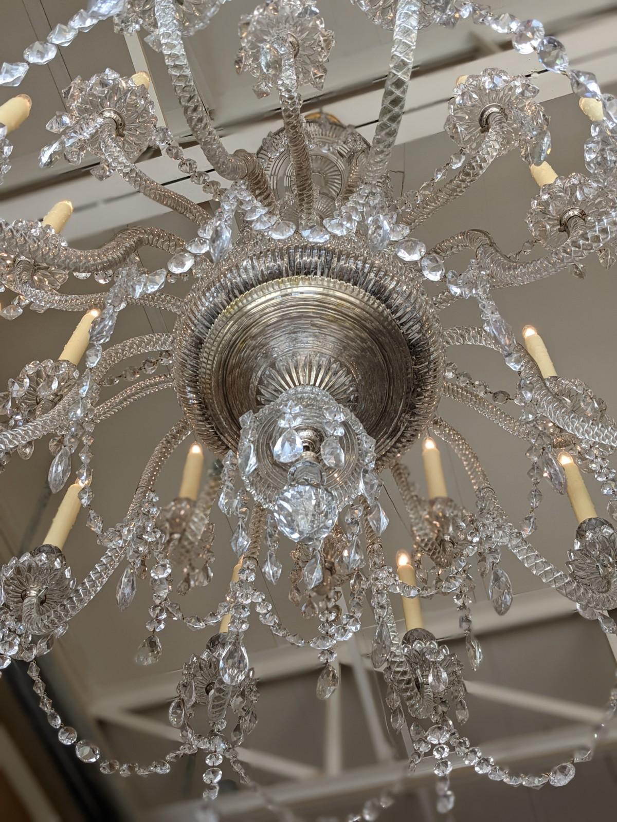 Ce lustre ancien en cristal de Baccarat est originaire de France, vers 1820.

  