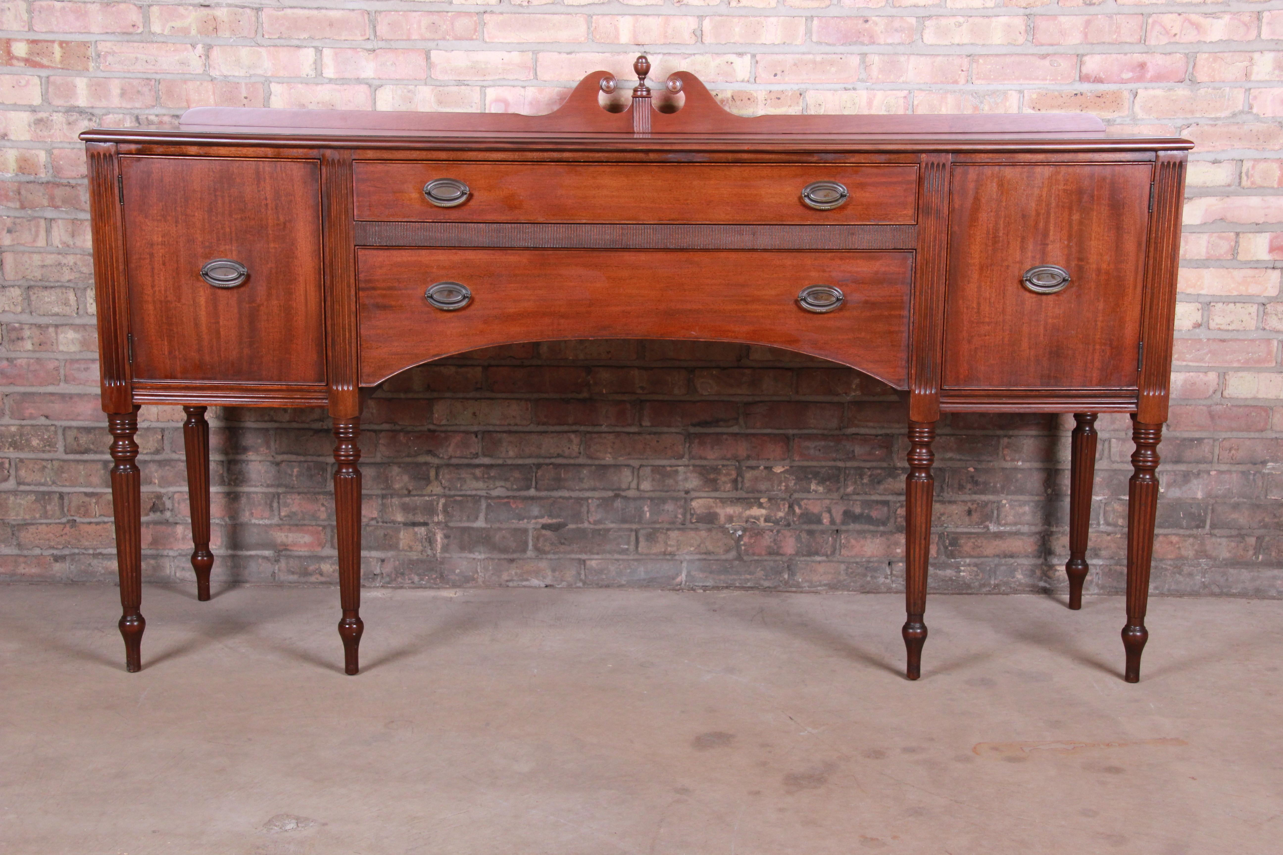 A gorgeous traditional Hepplewhite style mahogany sideboard buffet

By Baker Furniture

USA, circa 1920s

Measures: 71.88