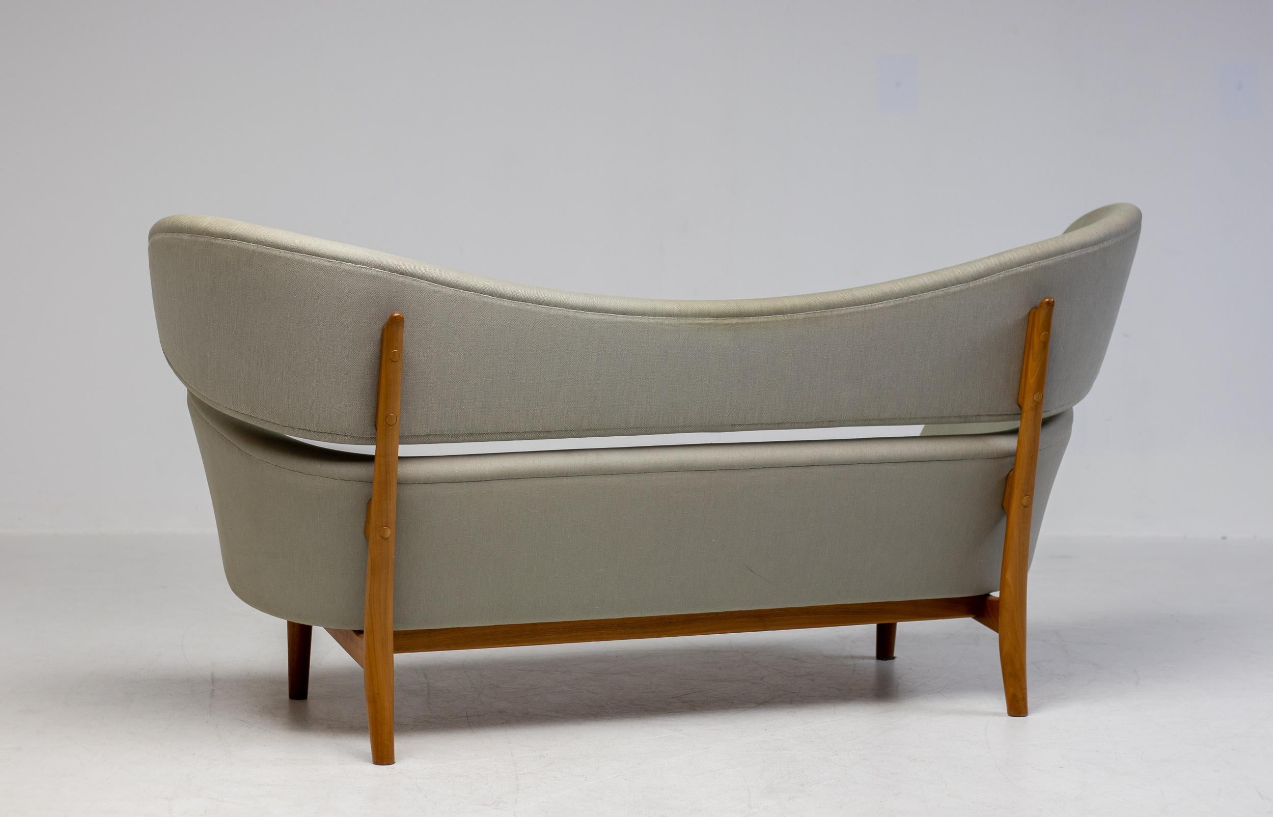 Early Baker Sofa by One Collection, Denmark — Teak Frame & Original Fabric For Sale 5