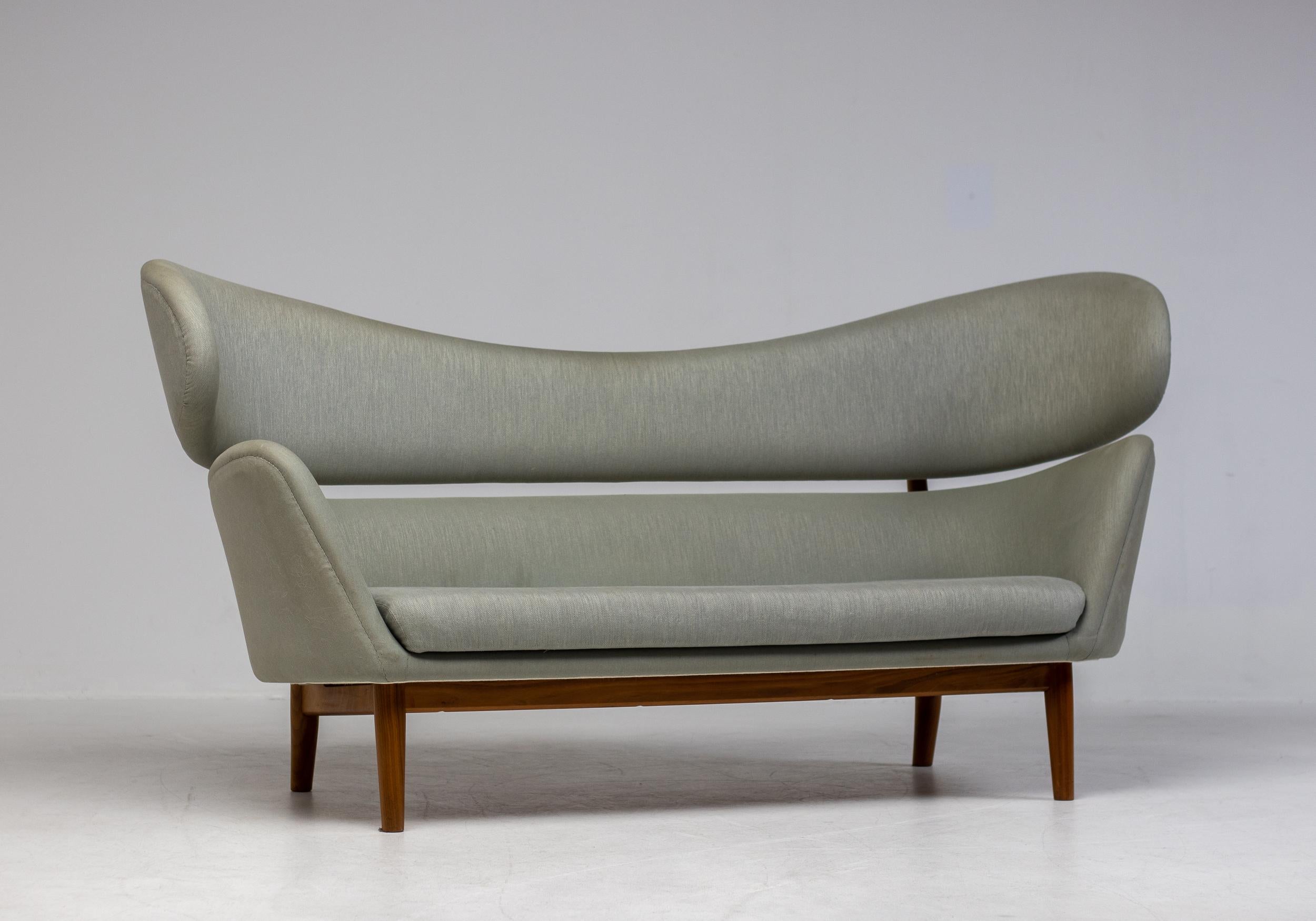 Early Baker Sofa by One Collection, Denmark — Teak Frame & Original Fabric For Sale 10