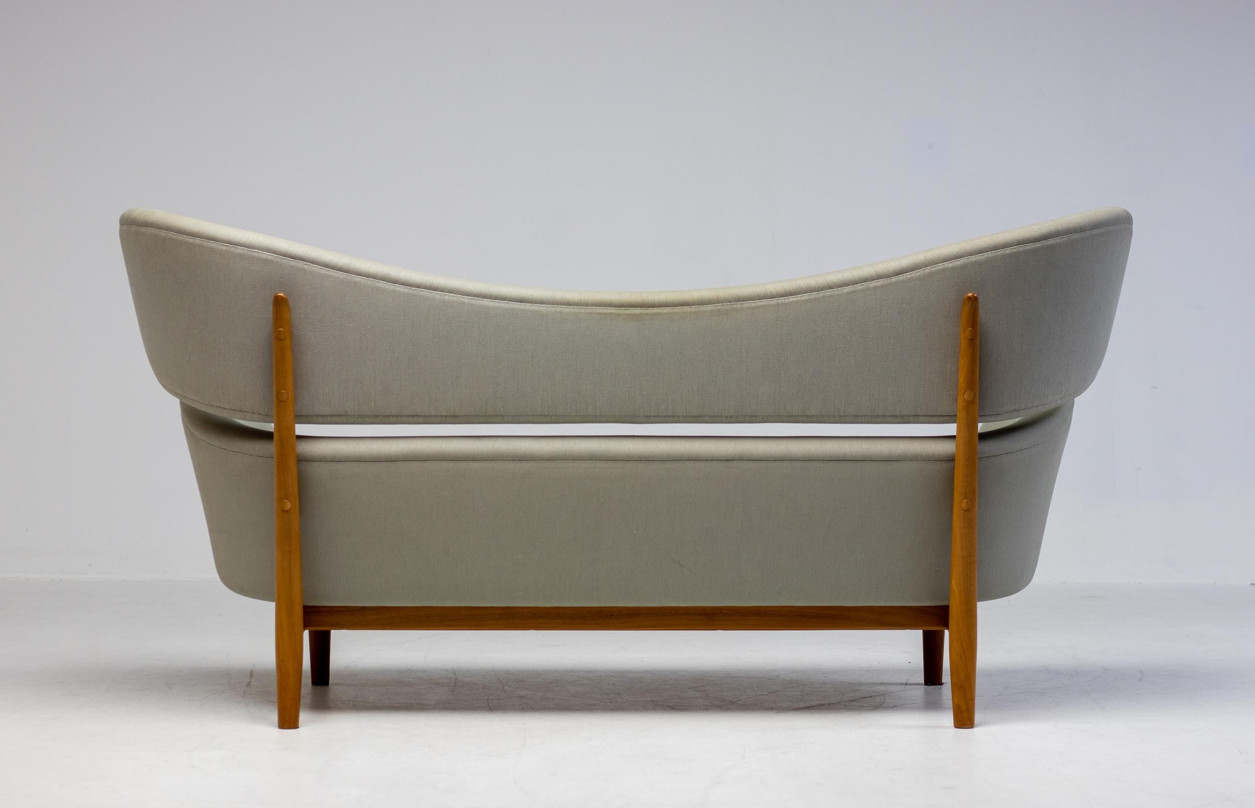 Early Baker Sofa by One Collection, Denmark — Teak Frame & Original Fabric For Sale 3