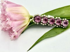 Frühe Stabfibel, zugeschrieben Ch. Dior, rosa Strassperlenimitat 1950er Jahre