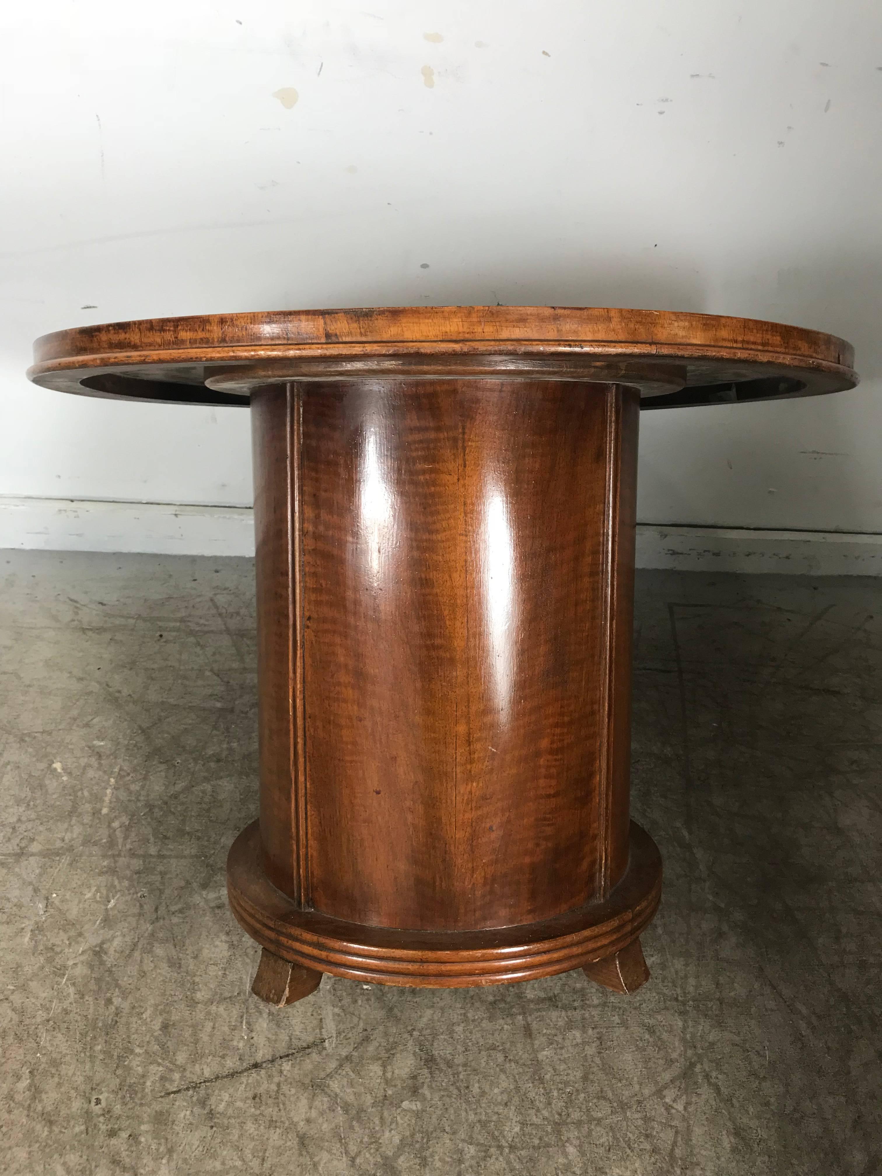 Early production circular table in wonderful bookmatched walnut with central mechanism which elevates a bar cabinet, Italy, dated 1952. Designed by Doro Cundo and edited by Singer & Sons. Measures: 23 inches high.36.5 inches high when open.