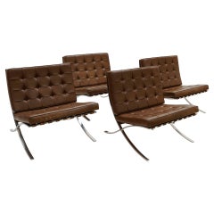Chaises Barcelona des débuts de Mies van Der Rohe pour Knoll. Cuir brun et acier inoxydable