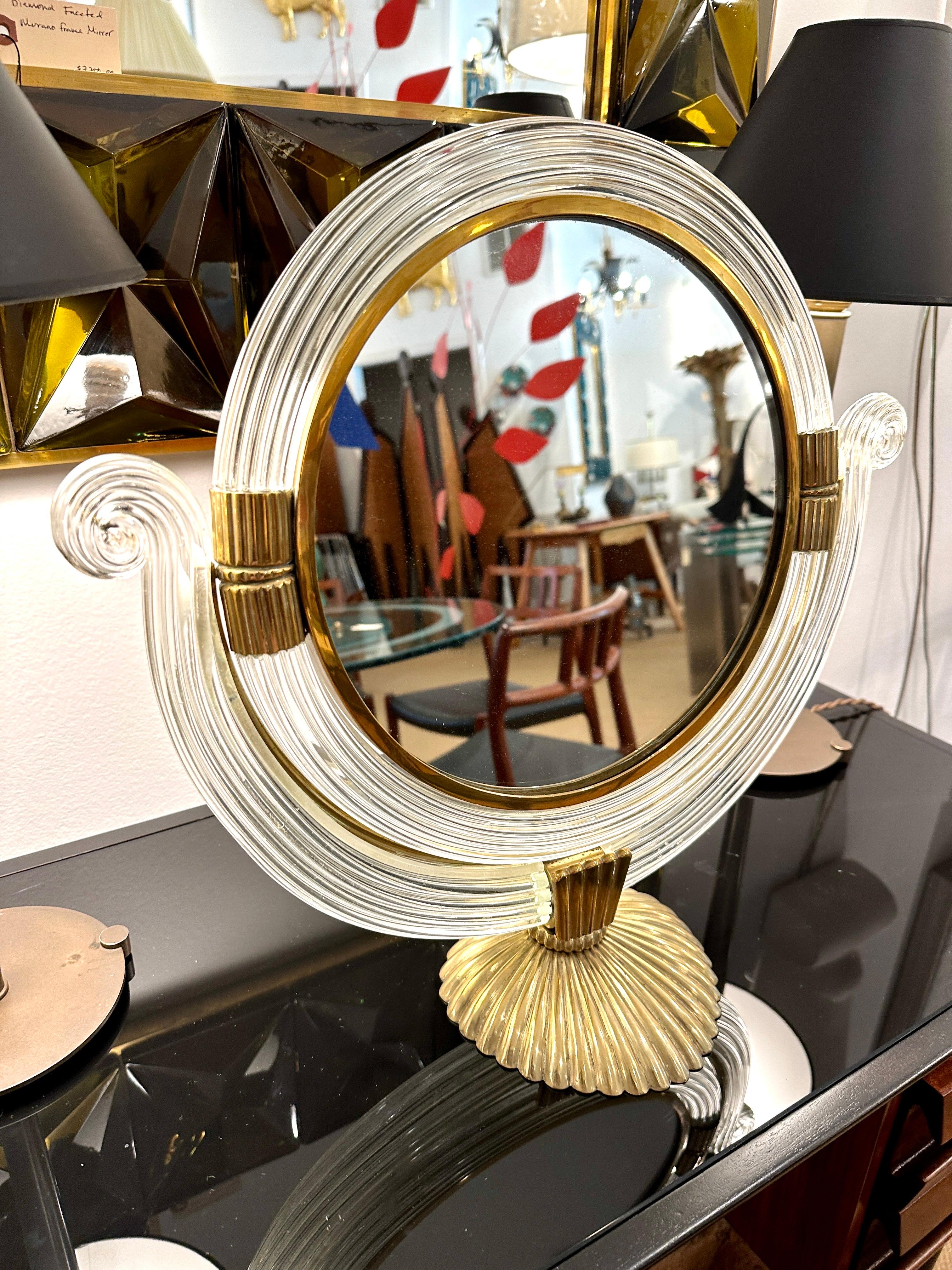 Il s'agit de l'une des plus belles œuvres de Murano soufflées à la main par Barovier.  La base et les accents de coquillages en laiton habillent ce miroir de table en verre transparent.  TOUTES vintage et originales de l'époque Art Deco.  CET