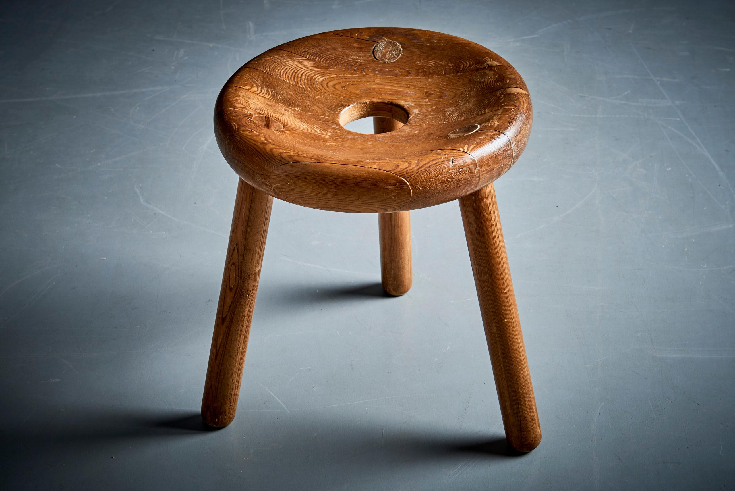 Un classique du design du fabricant finlandais Artek, basé sur un design des années 1950 de l'orfèvre et designer Bertel Gardberg. Le tabouret a été créé pour la Villa Jouhki.

Rare pièce de collection, cette icône du design scandinave est un