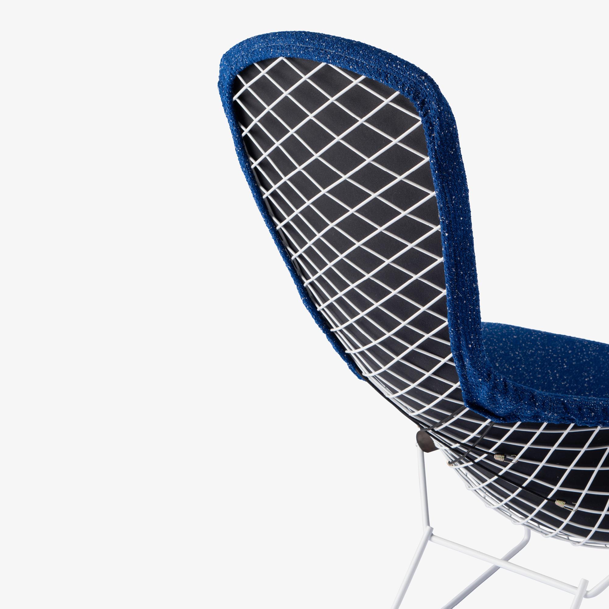 Early Bertoia Bird Chair in Gloss White & Raf Simons Kvadrat Wool Bouclé en venta 4