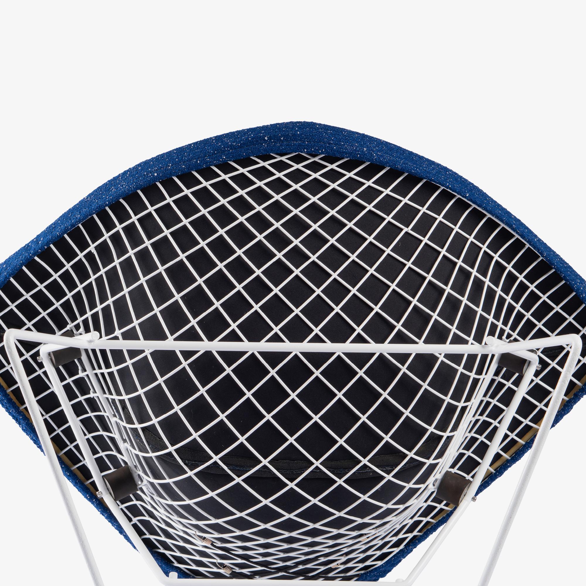 Early Bertoia Bird Chair in Gloss White & Raf Simons Kvadrat Wool Bouclé en venta 6