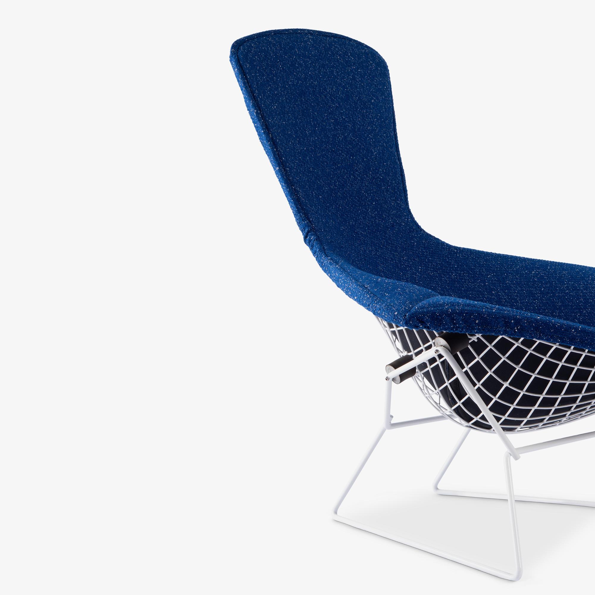 Early Bertoia Bird Chair in Gloss White & Raf Simons Kvadrat Wool Bouclé Acero en venta