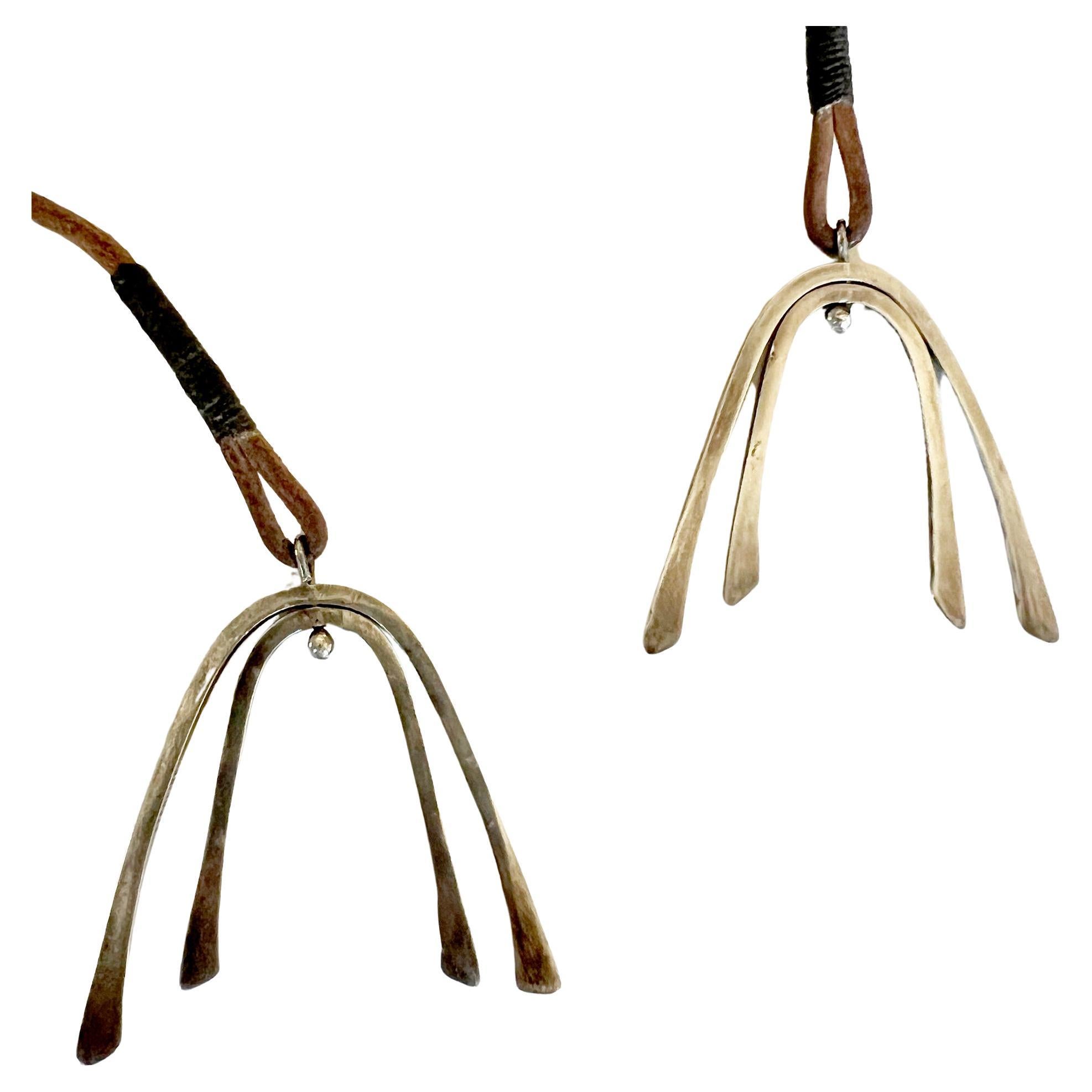 Seltene Lariat-Halskette aus den 1950er Jahren mit kinetischen Wünschelruten-Anhängern aus Sterlingsilber, geschaffen von Betty Cooke aus Baltimore, Maryland.  Die Anhänger werden von Hand an einer Lederschnur befestigt. Sie messen jeweils 1,75
