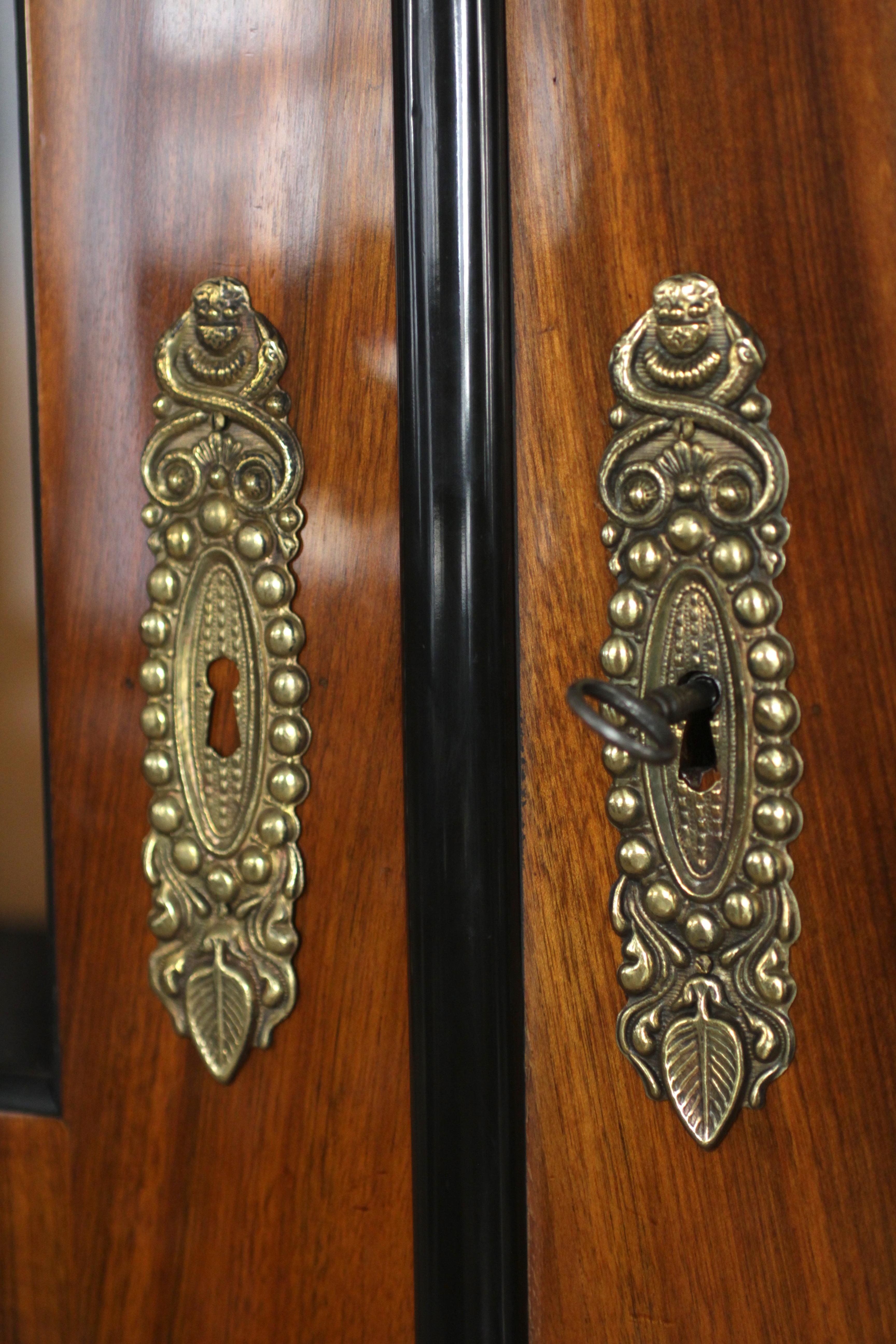 Biedermeier Bookcase, Walnut Veneer, South Germany circa 1820 (Frühes 19. Jahrhundert)