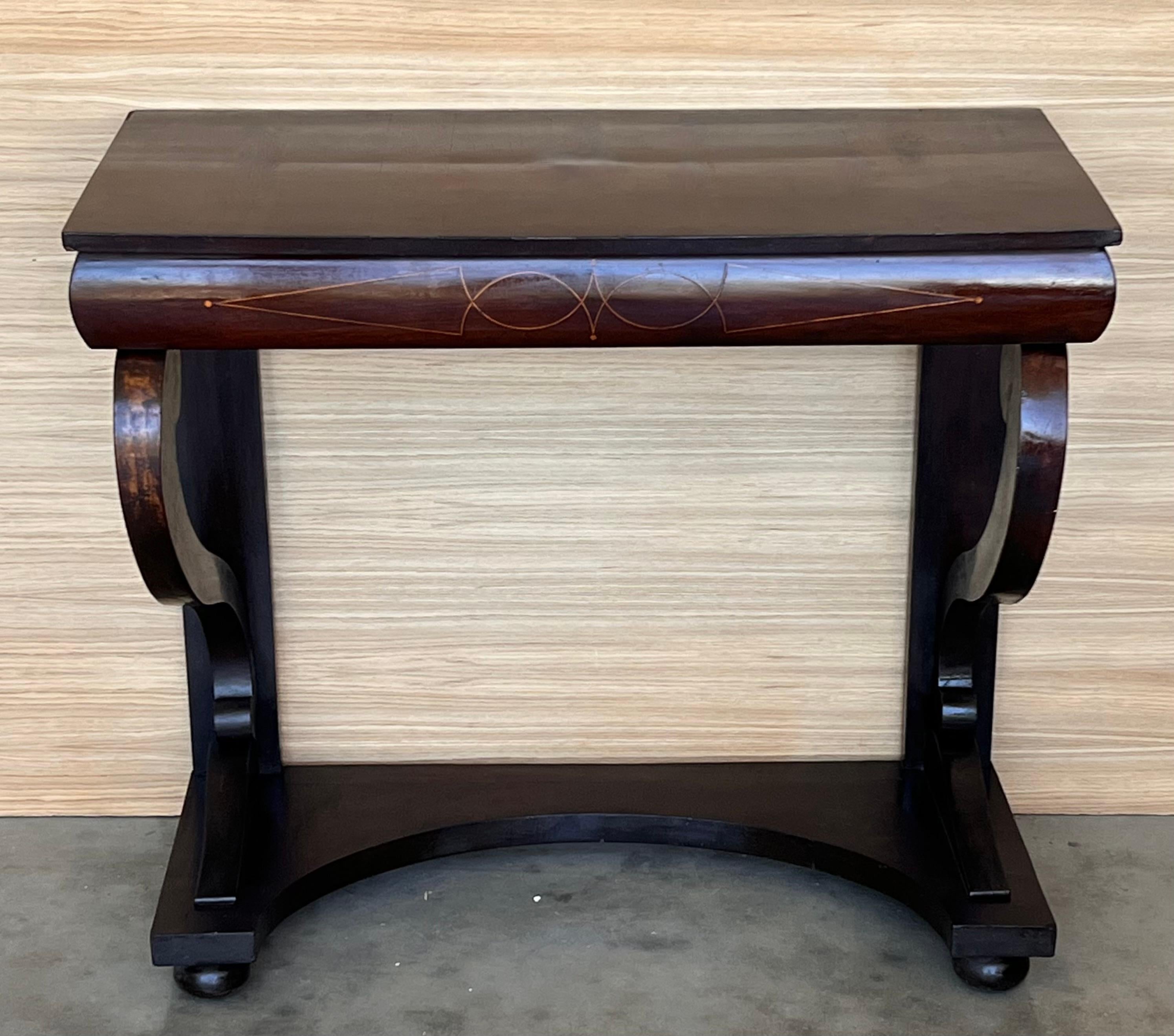 Console murale en noyer absolument unique, fabriquée avec art au début de la période Biedermeier vers 1830 en Autriche. Fabriqué en placage d'acajou avec ses fantastiques pieds en forme de S. L'incroyable travail de placage en miroir est mis en