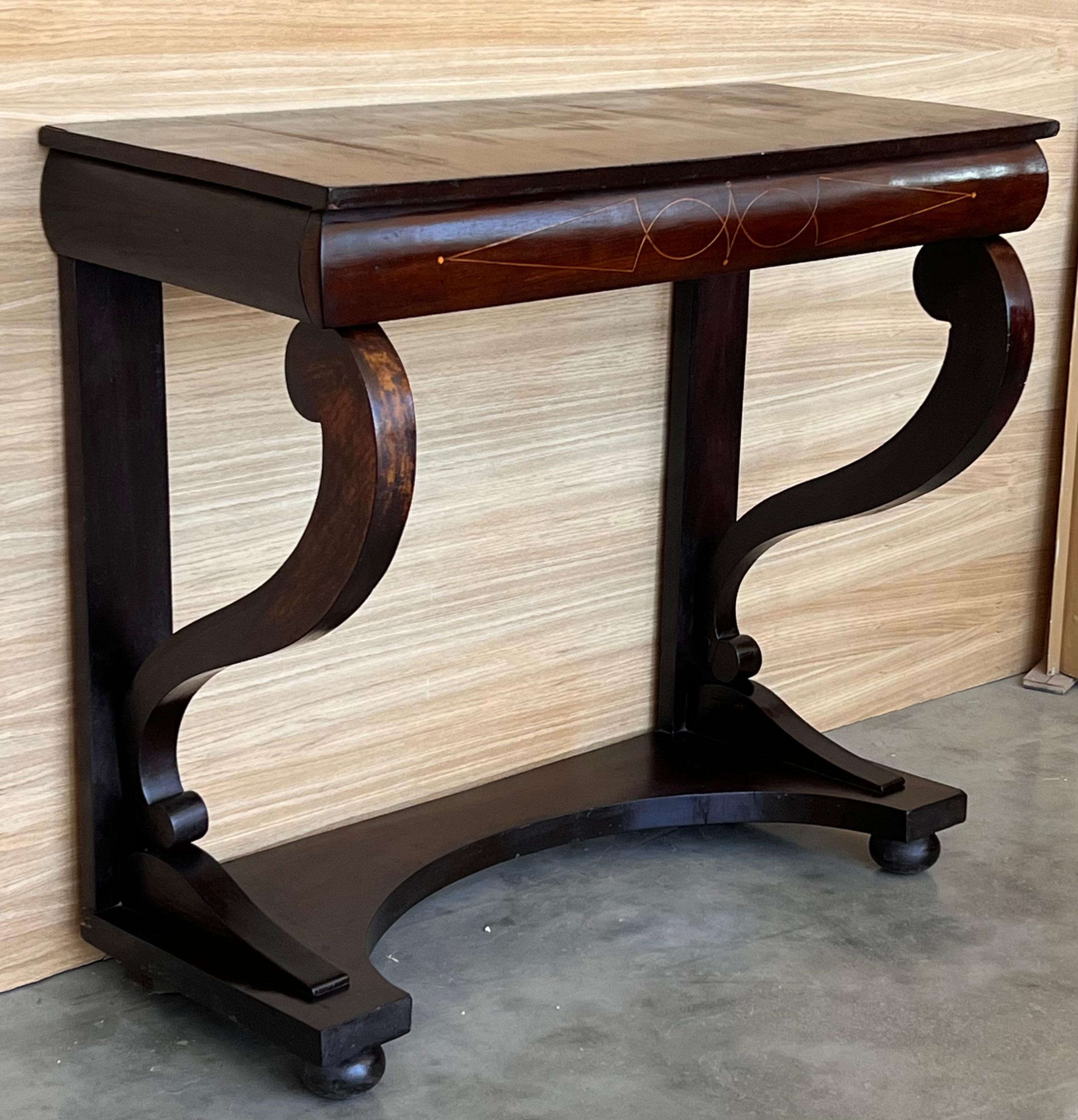 Autrichien Table console à tiroir en noyer du début de la période Biedermeier, Autriche, vers 1830 en vente