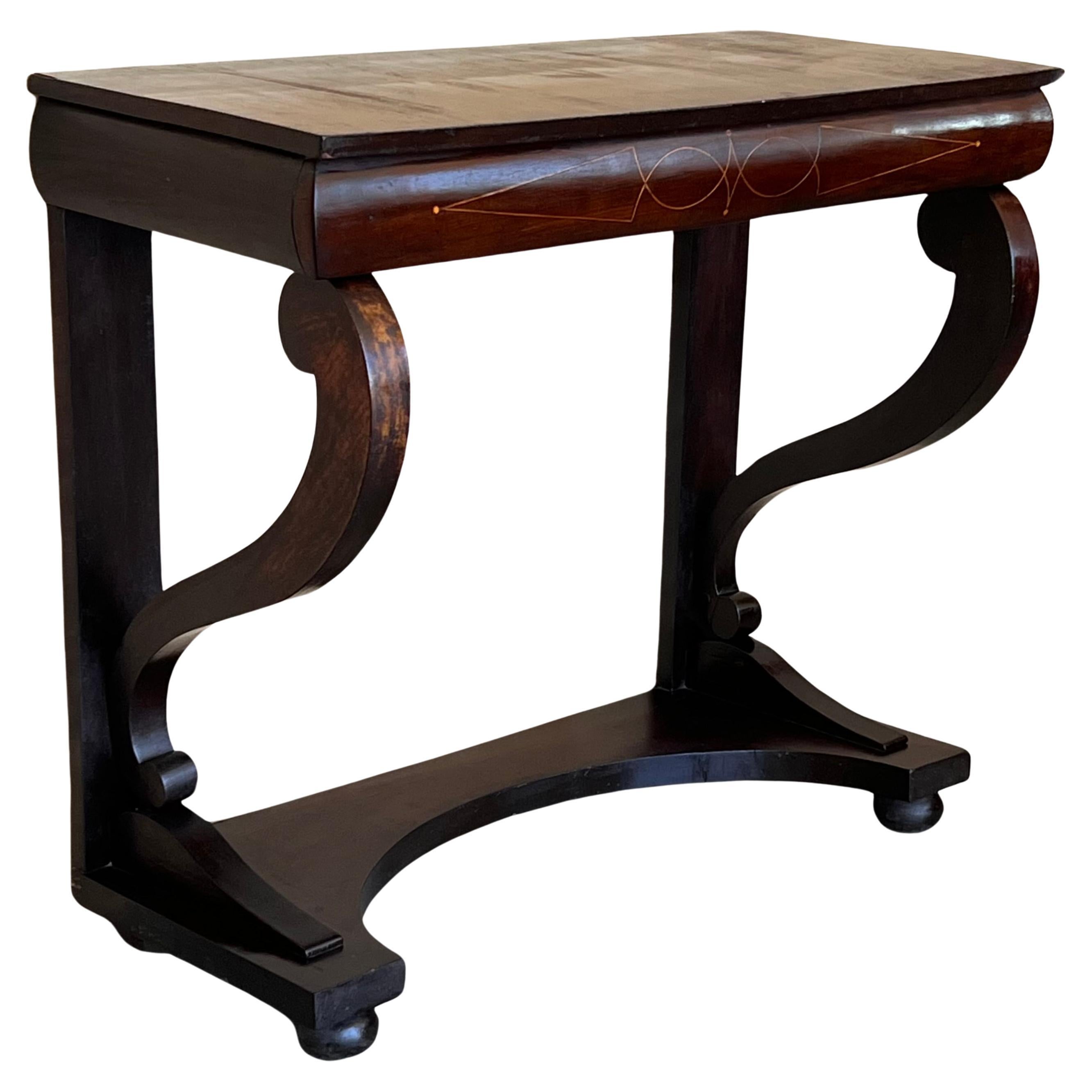 Mesa consola de nogal con cajón del periodo Biedermeier temprano, Austria, hacia 1830