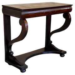 Mesa consola de nogal con cajón del periodo Biedermeier temprano, Austria, hacia 1830