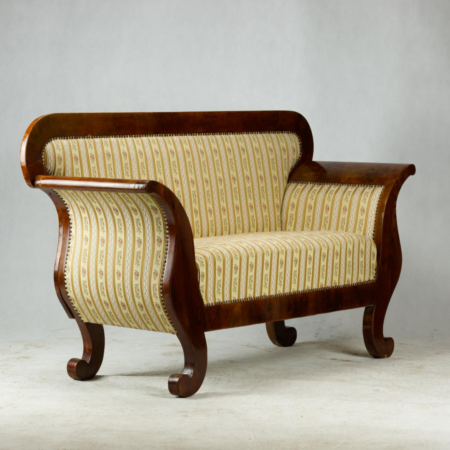 Frühes Biedermeier-Sofa aus Nussbaumholz, um 1820 im Angebot 2
