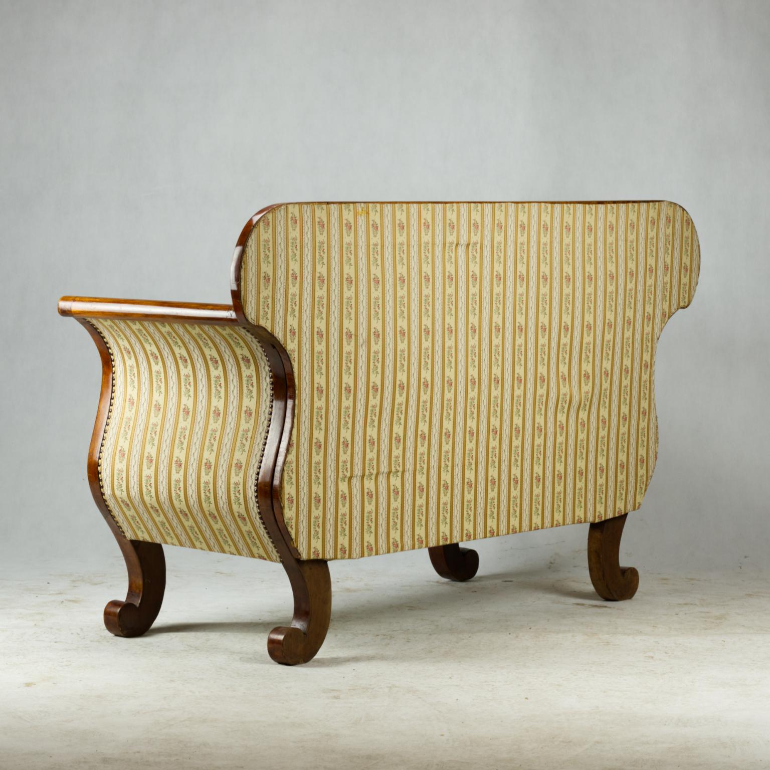 Frühes Biedermeier-Sofa aus Nussbaumholz, um 1820 im Zustand „Gut“ im Angebot in Lucenec, SK