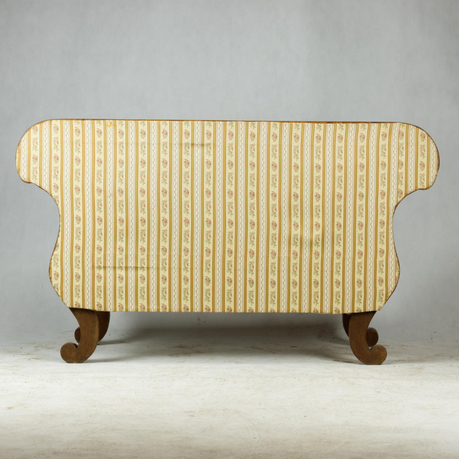 Frühes Biedermeier-Sofa aus Nussbaumholz, um 1820 (19. Jahrhundert) im Angebot