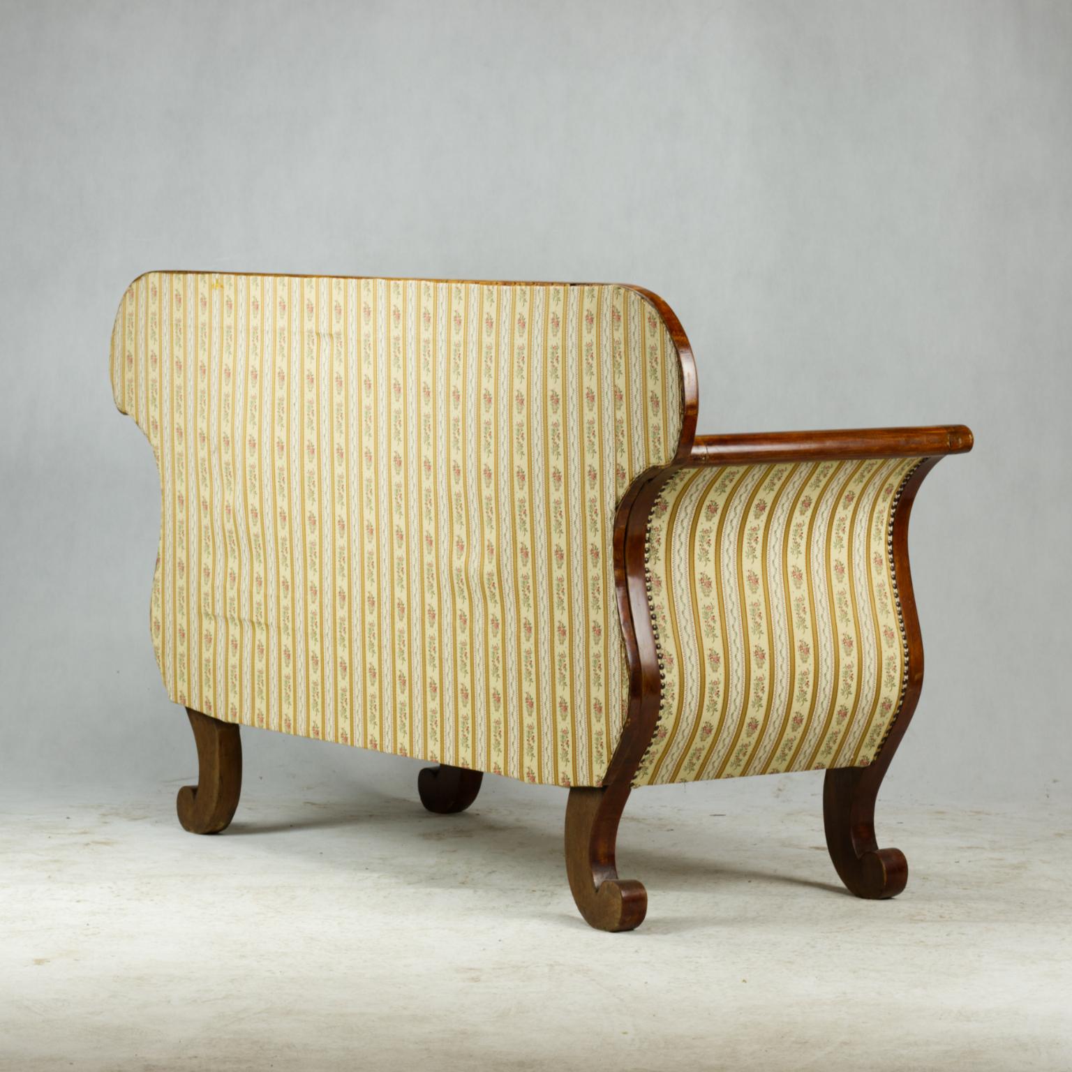 Frühes Biedermeier-Sofa aus Nussbaumholz, um 1820 (Walnuss) im Angebot