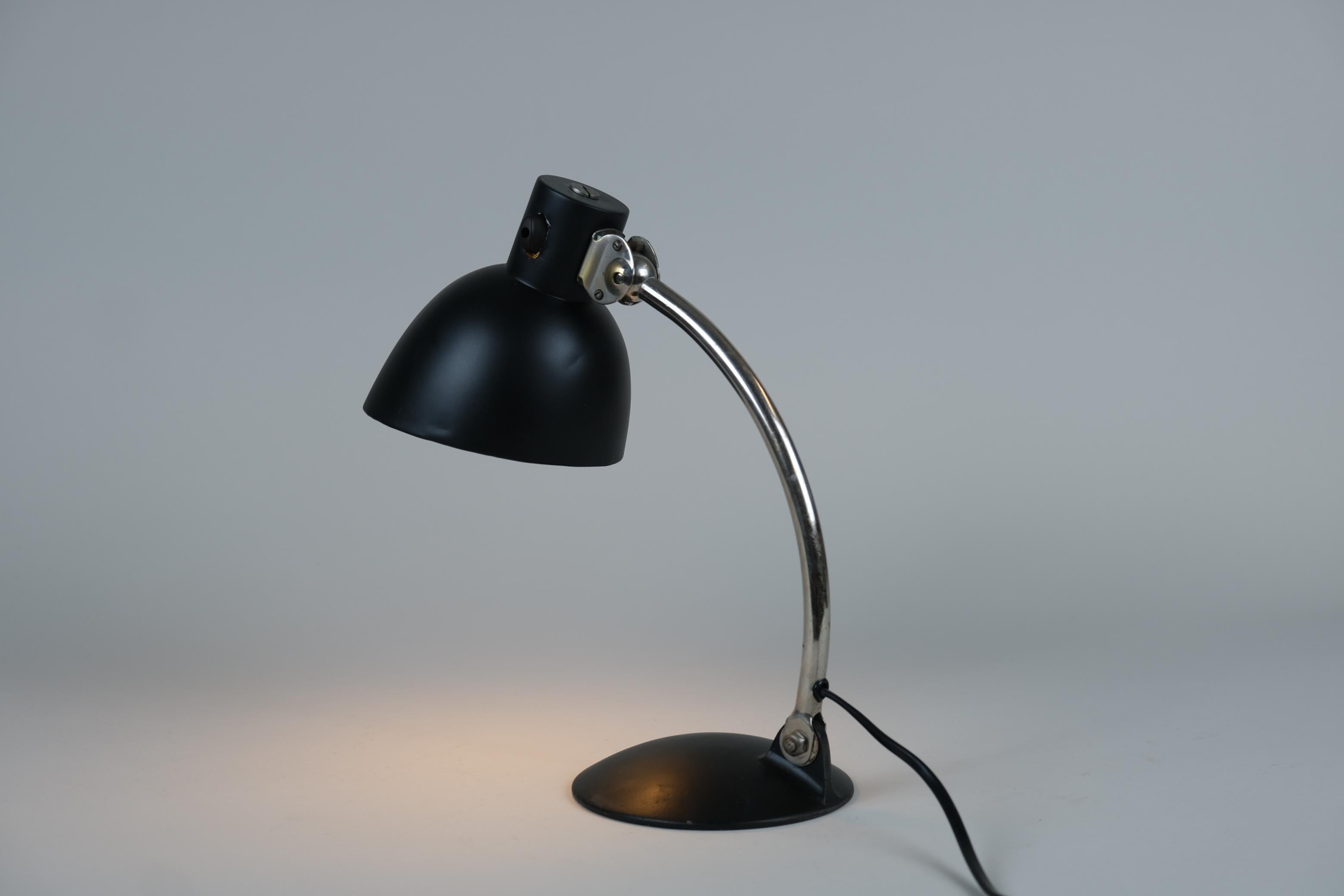 Finlandais Lampe à poser Paavo Tynell modèle 5306 en noir, Taito années 1930 en vente