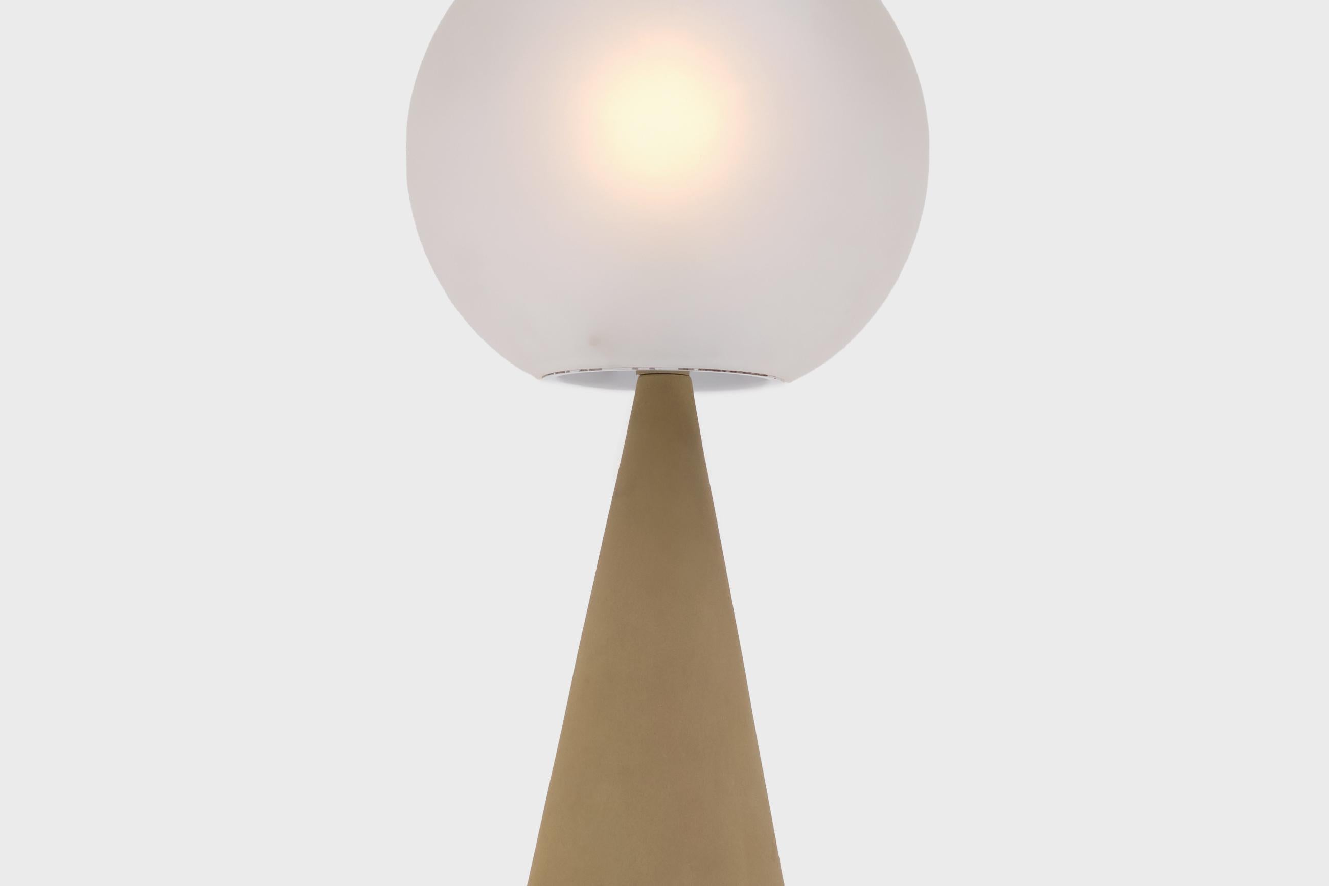 Rare early ‘Bilia’ table lamp mod. 2474 by Gio Ponti for Fontana Arte, Italy, circa 1960. Sophisticated design composed two primair shapes; a cone and a sphere. The cone is made of aluminium and is finished with the original matt textured lacquer.