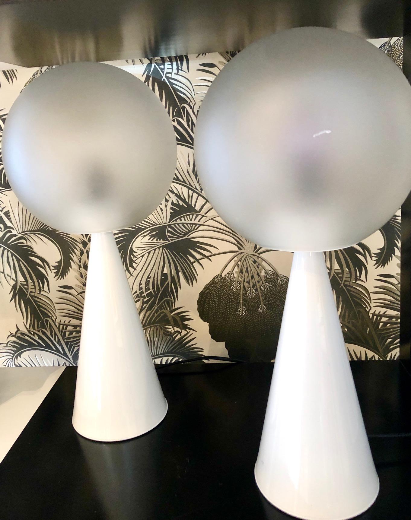 A pair of early ‘Bilia’ table lamp mod. 2474 by Gio Ponti for Fontana Arte, Italy, circa 1960. Sophisticated design composed two primair shapes; a cone and a sphere. The cone is made of aluminium and is finished with the original white lacquer. The