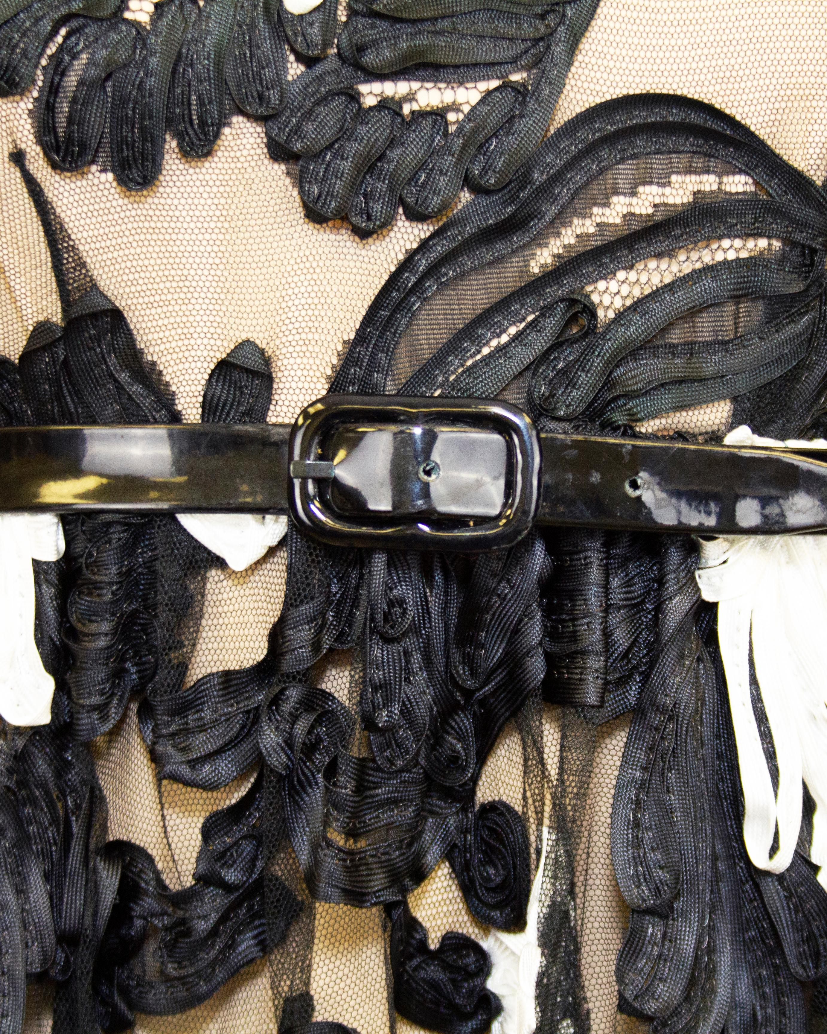 Bill Blass - Robe en dentelle guipure noire et blanche et ruban, ancienne collection en vente 1