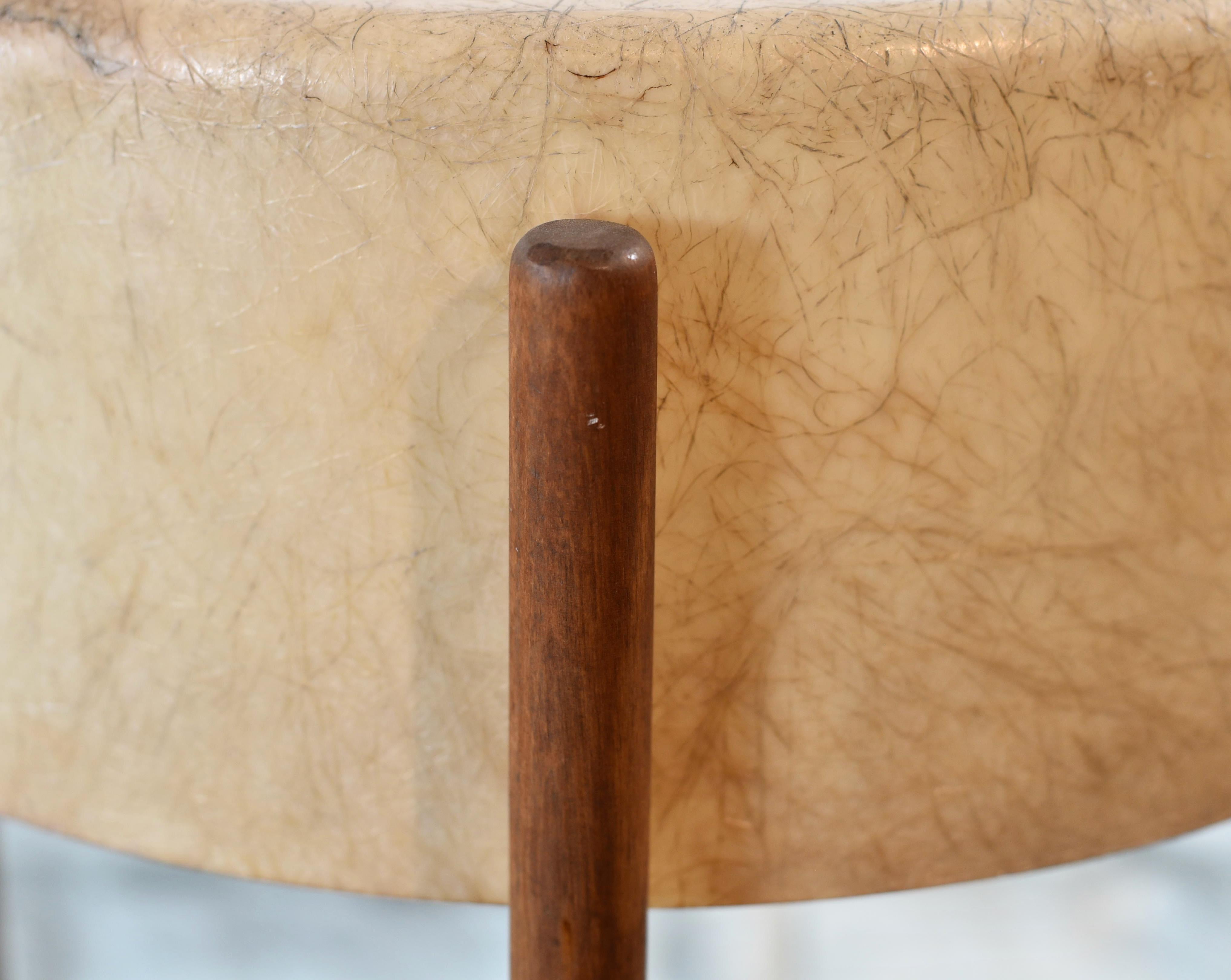 Lampe de table en fibre de verre Early Bill Lam par Lam Inc.  

Pieds tripodes avec abat-jour en fibre de verre.  