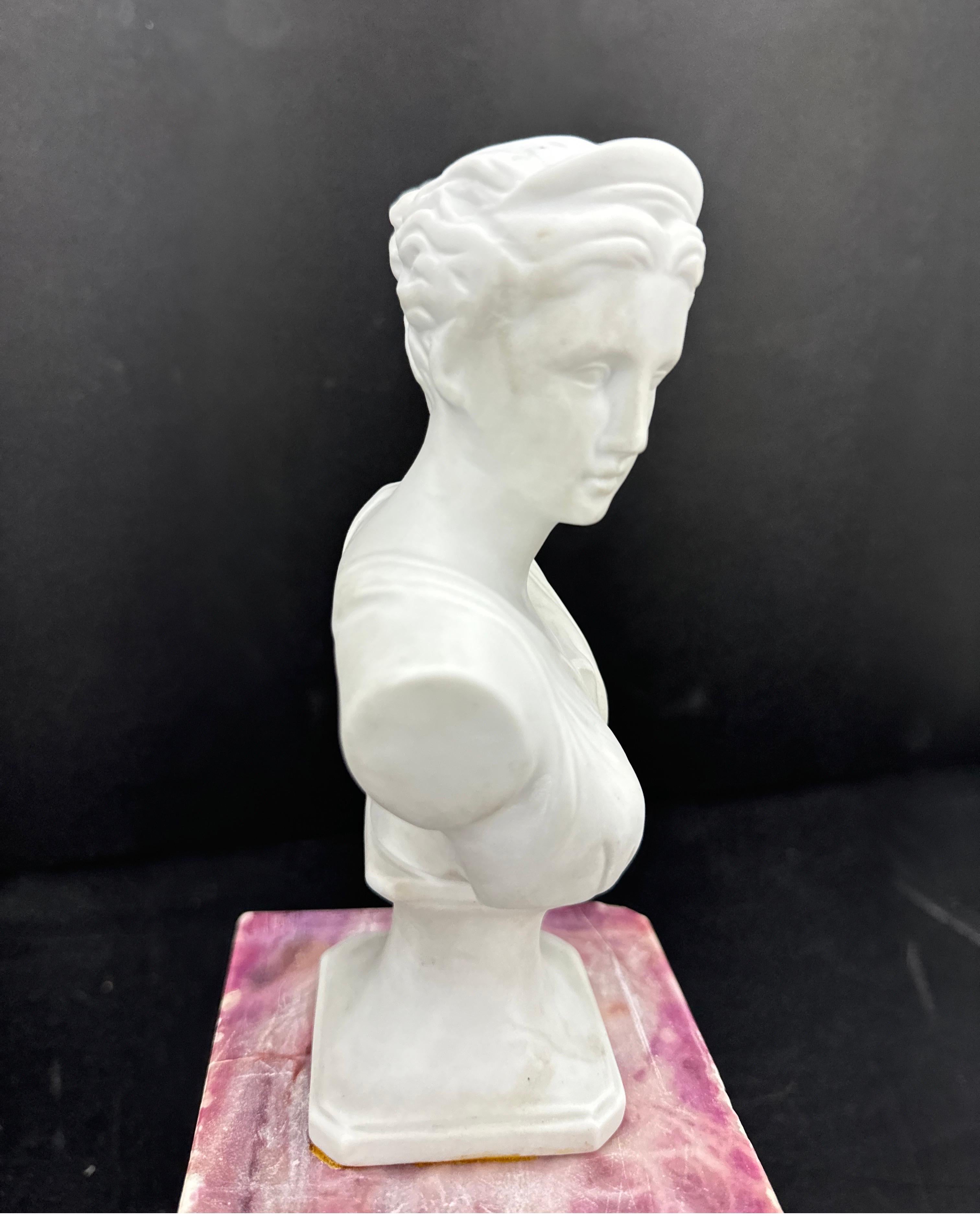 Busto di donna in biscuit su piedistallo in marmo rosso d'epoca in vendita 3