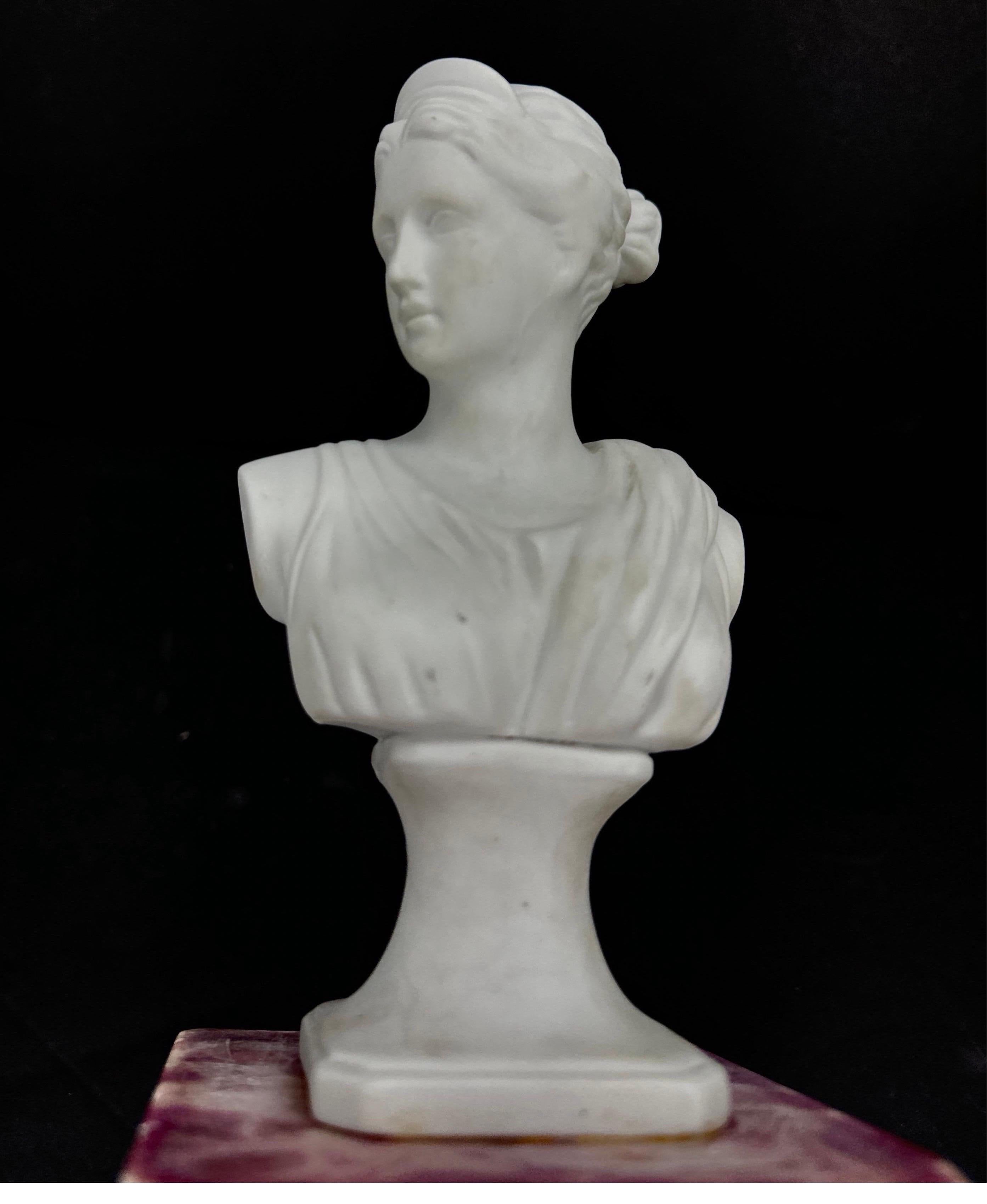Busto di donna in biscuit su piedistallo in marmo rosso d'epoca in vendita 5