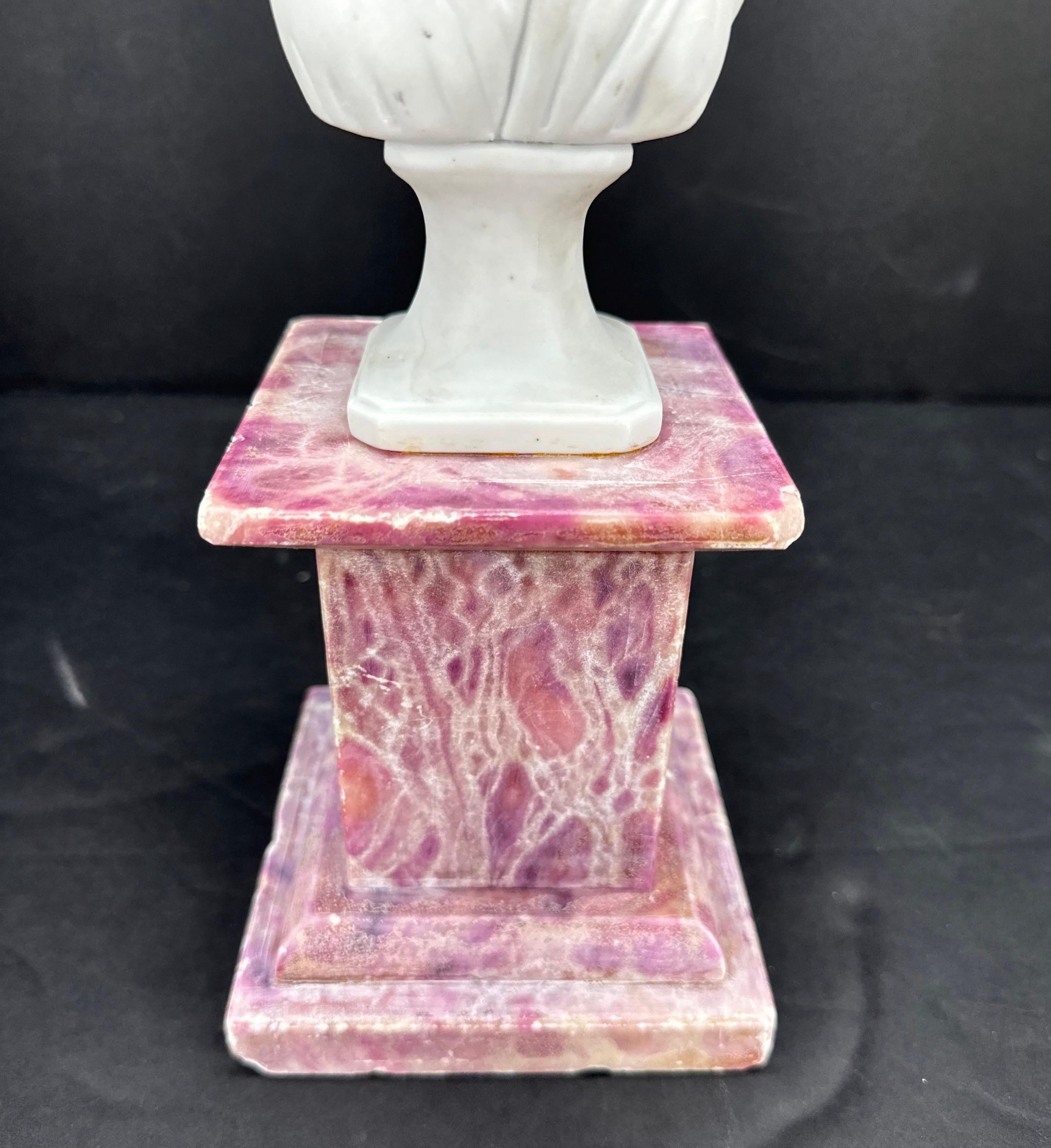 Busto di donna in biscuit su piedistallo in marmo rosso d'epoca in vendita 6