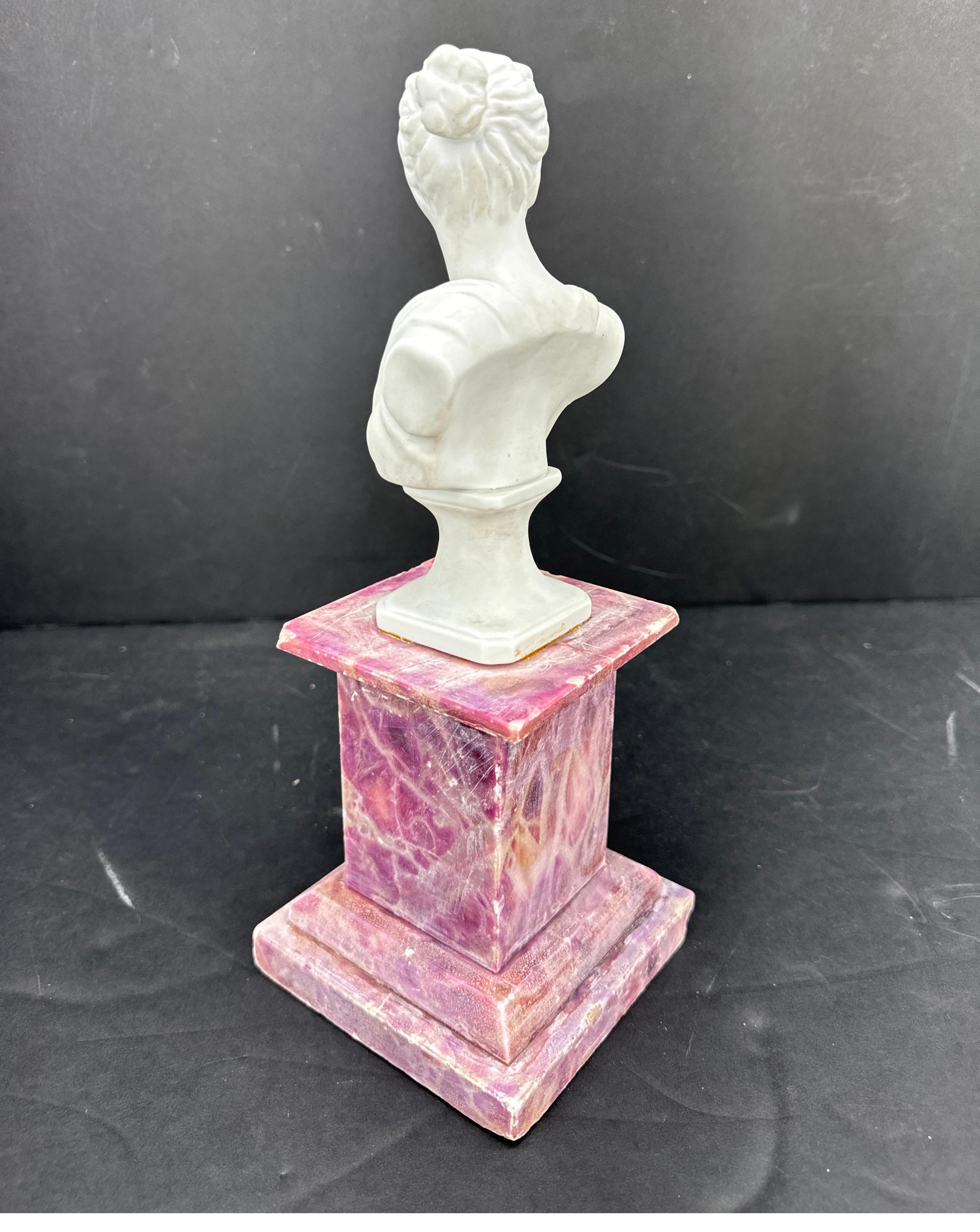 Fatto a mano Busto di donna in biscuit su piedistallo in marmo rosso d'epoca in vendita
