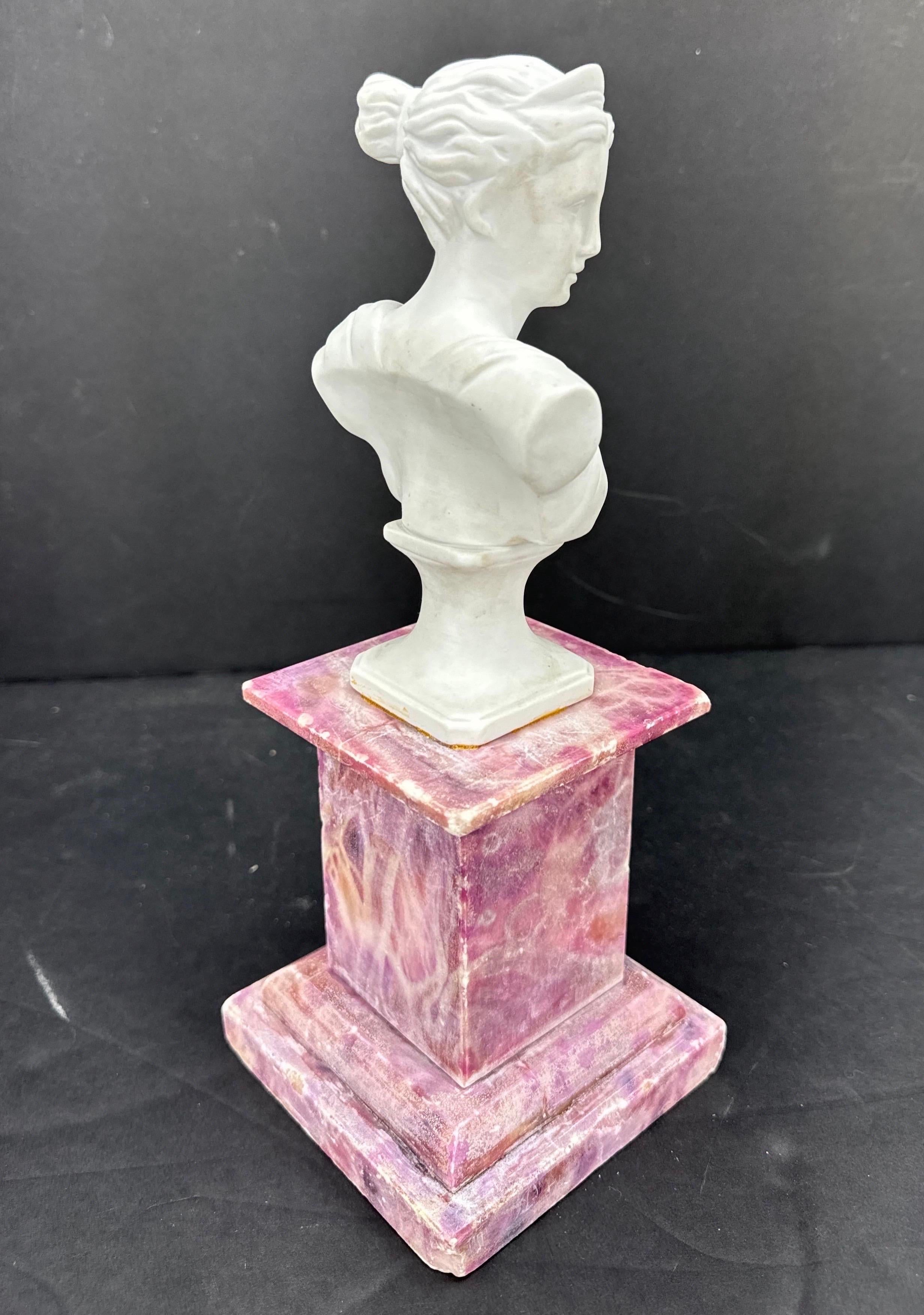 Inizio XX secolo Busto di donna in biscuit su piedistallo in marmo rosso d'epoca in vendita