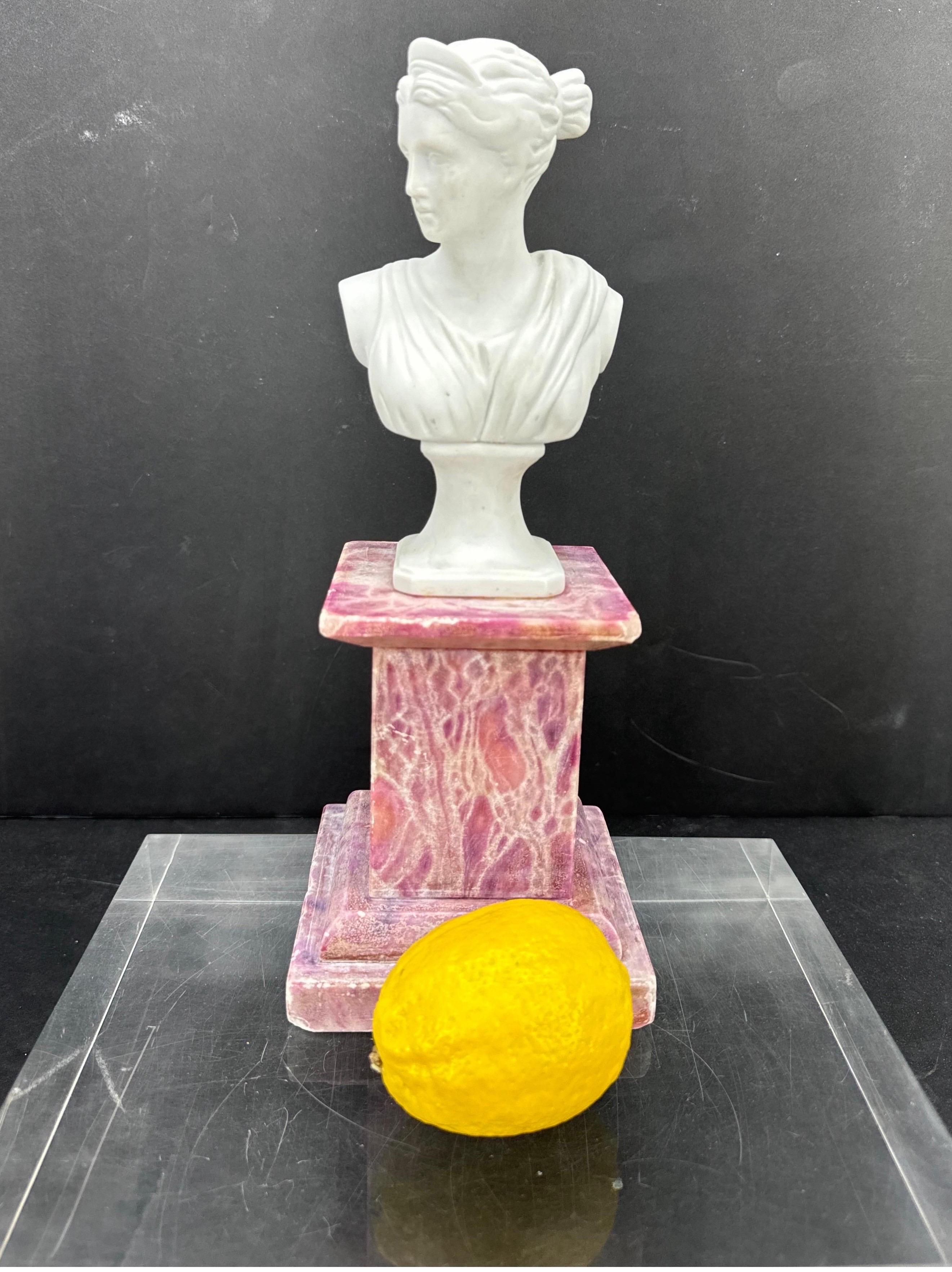 Porcellana Busto di donna in biscuit su piedistallo in marmo rosso d'epoca in vendita