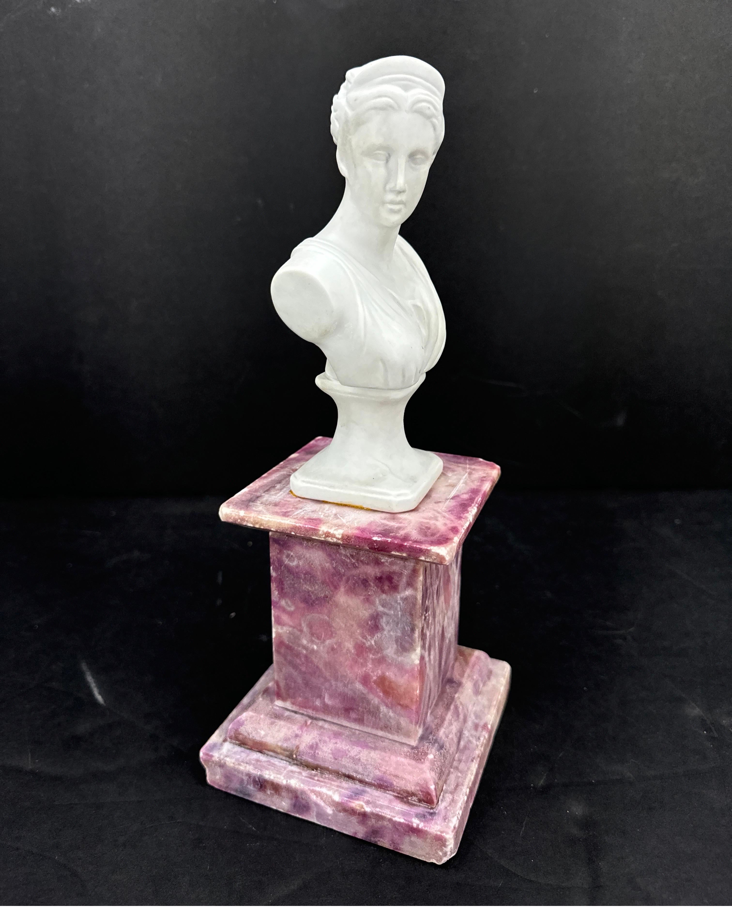 Busto di donna in biscuit su piedistallo in marmo rosso d'epoca in vendita 1