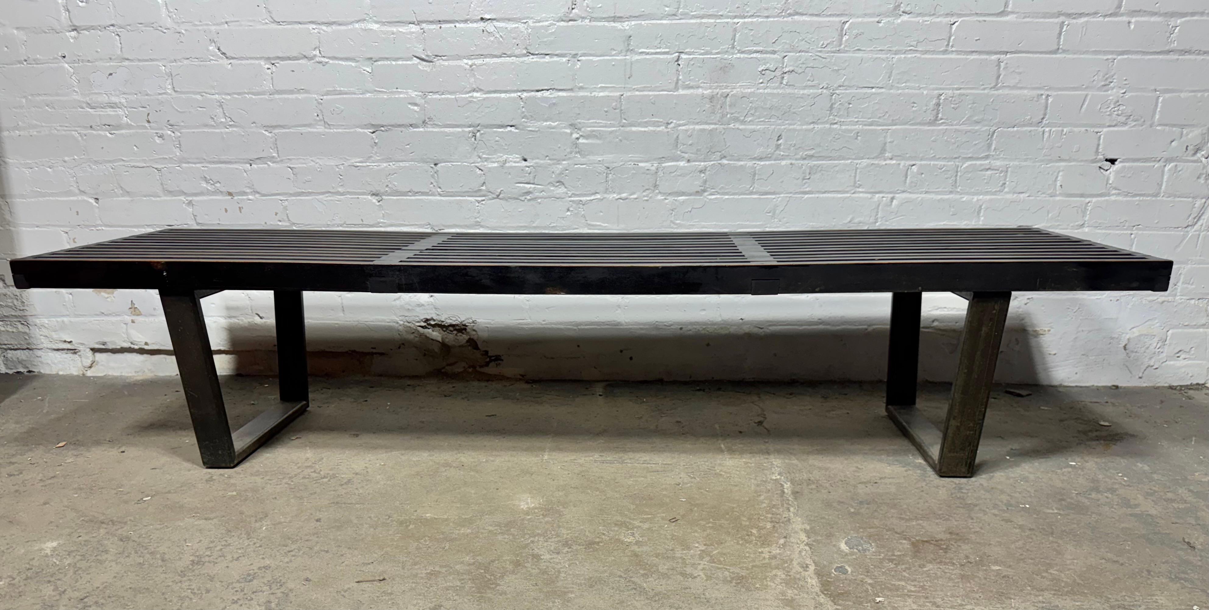 Un banc à lattes classique et original, datant des années 1950, de George Nelson pour Herman Miller. Finition ébonisée d'origine avec une patine chaude étonnante. Usure due à l'âge. structurellement saine. Il s'agit d'un banc original difficile à