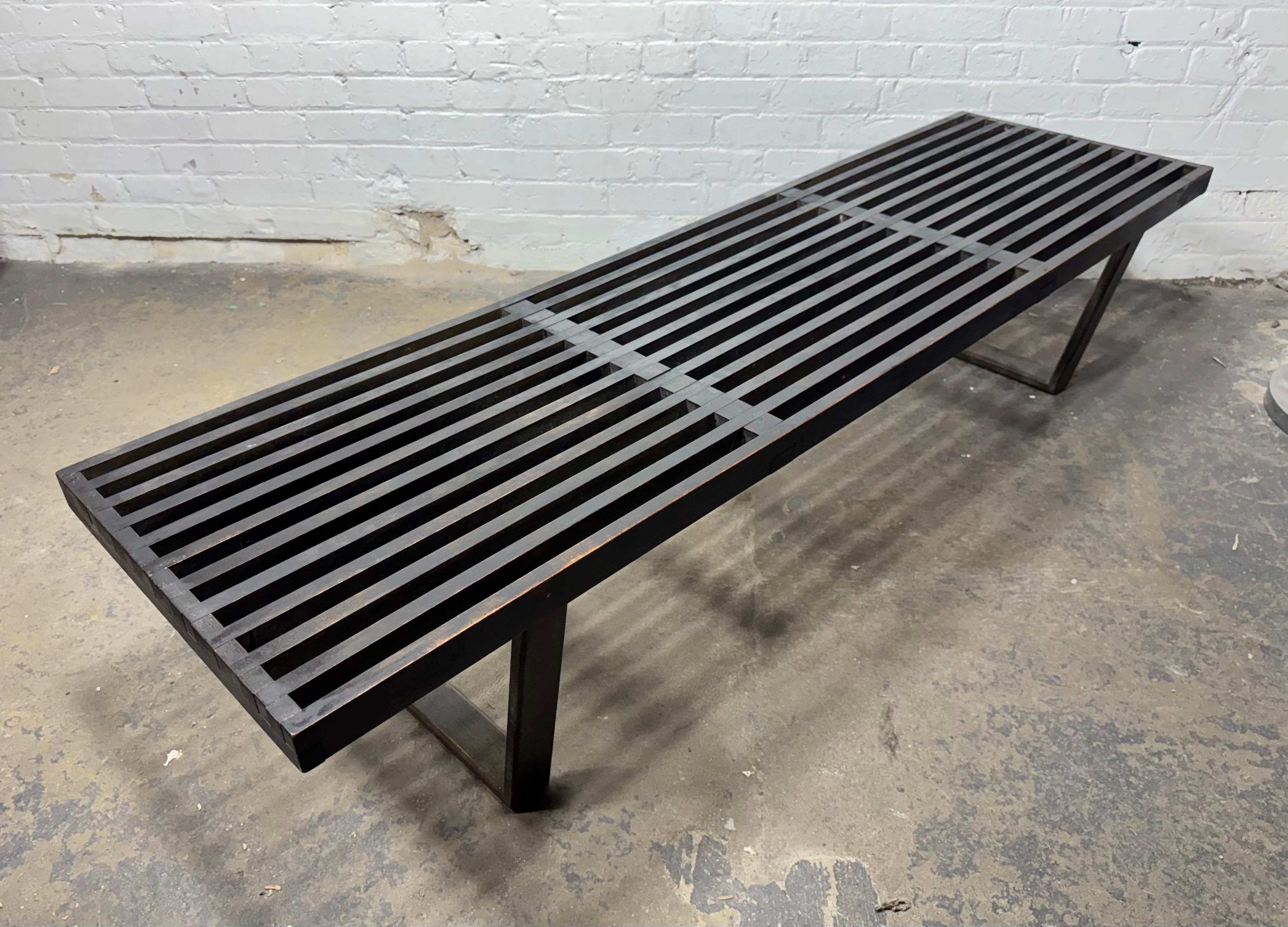 Ébénisé Banc à plateforme George Nelson / Herman Miller. pieds arrondis. en vente